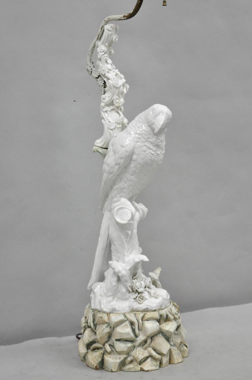 Ancienne lampe de table en porcelaine blanche de Blanc de Chine pour perroquet perché en vente 7