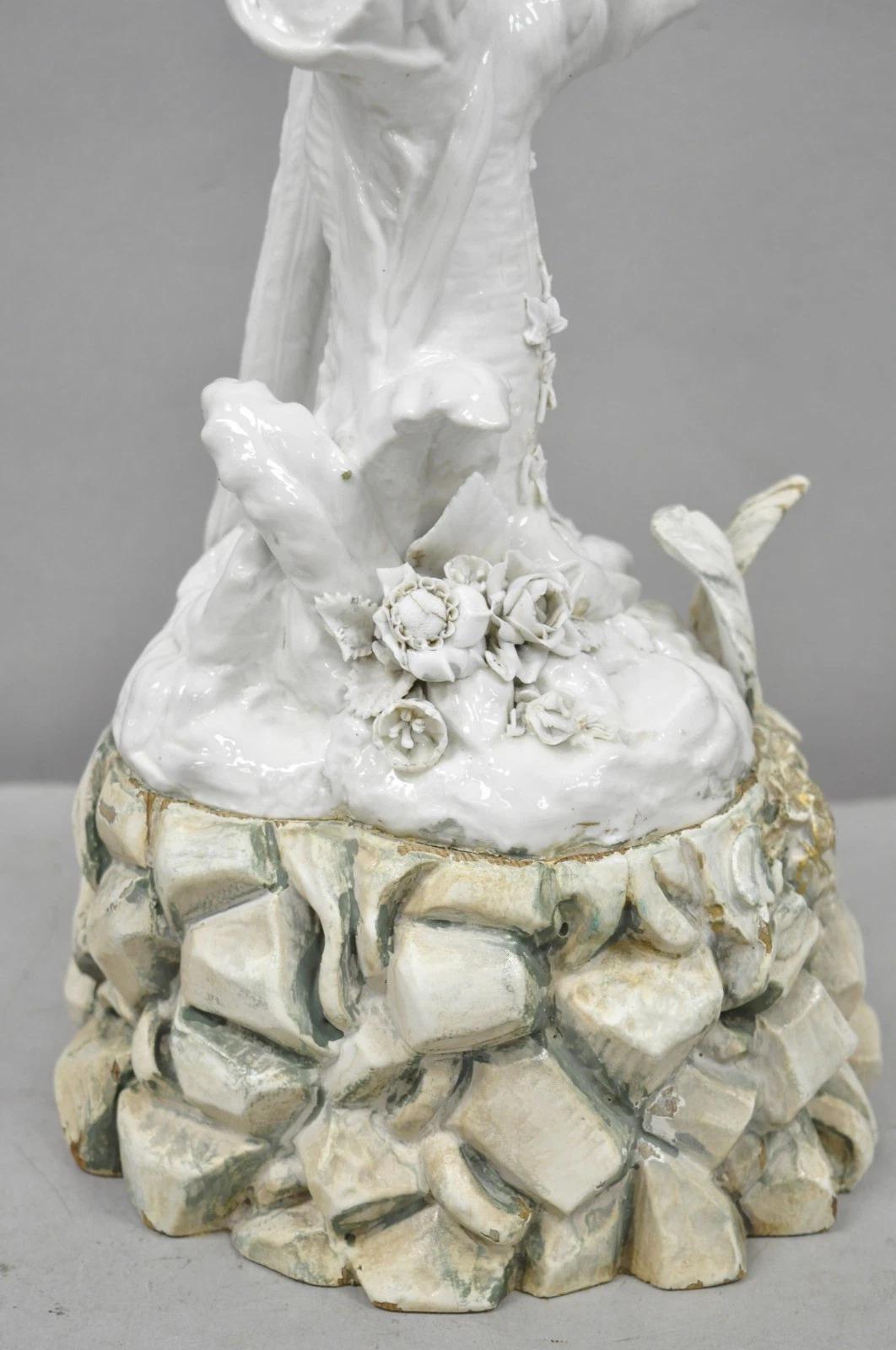 Ancienne lampe de table en porcelaine blanche de Blanc de Chine pour perroquet perché en vente 8