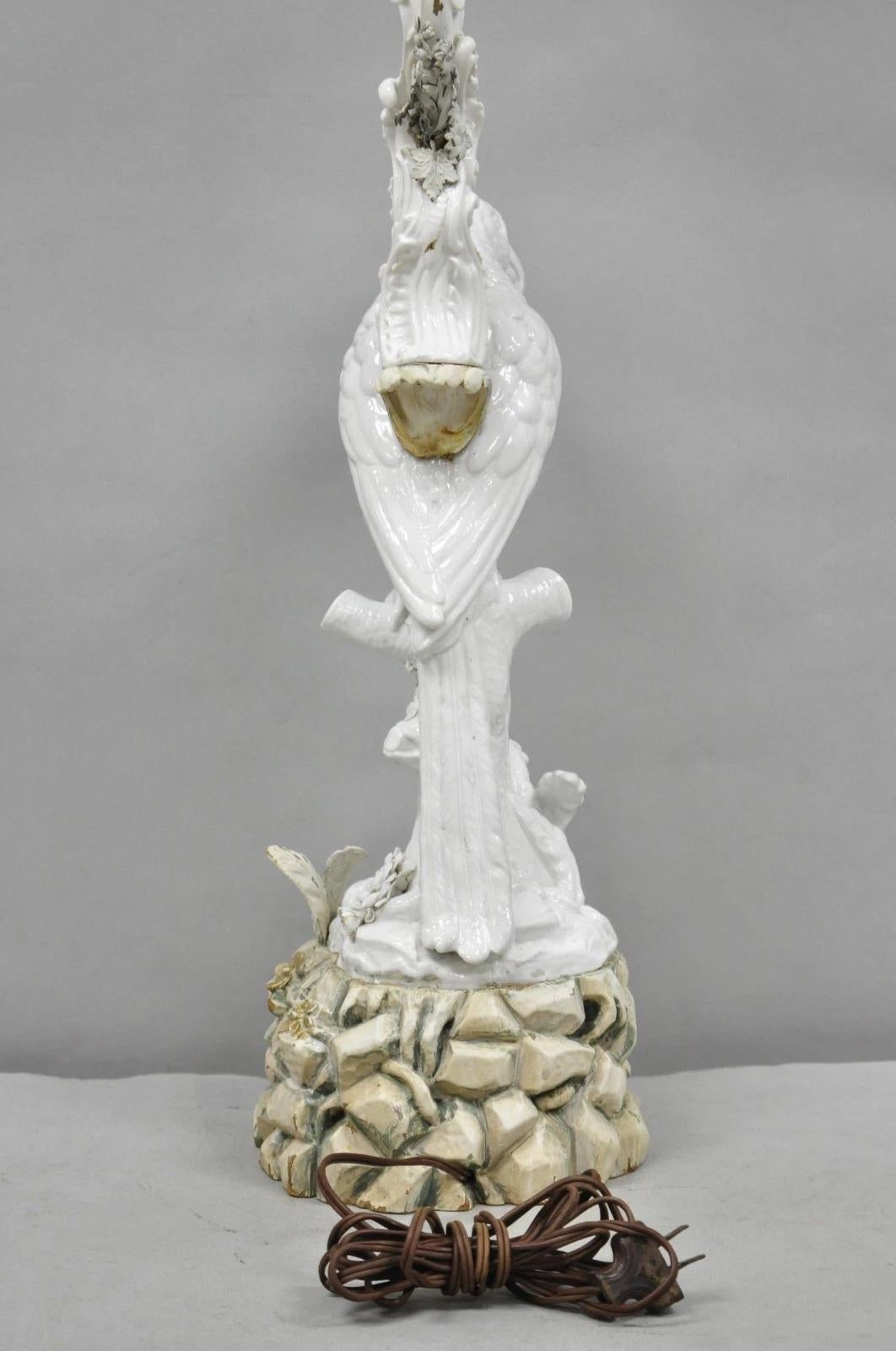 Ancienne lampe de table en porcelaine blanche de Blanc de Chine pour perroquet perché en vente 9