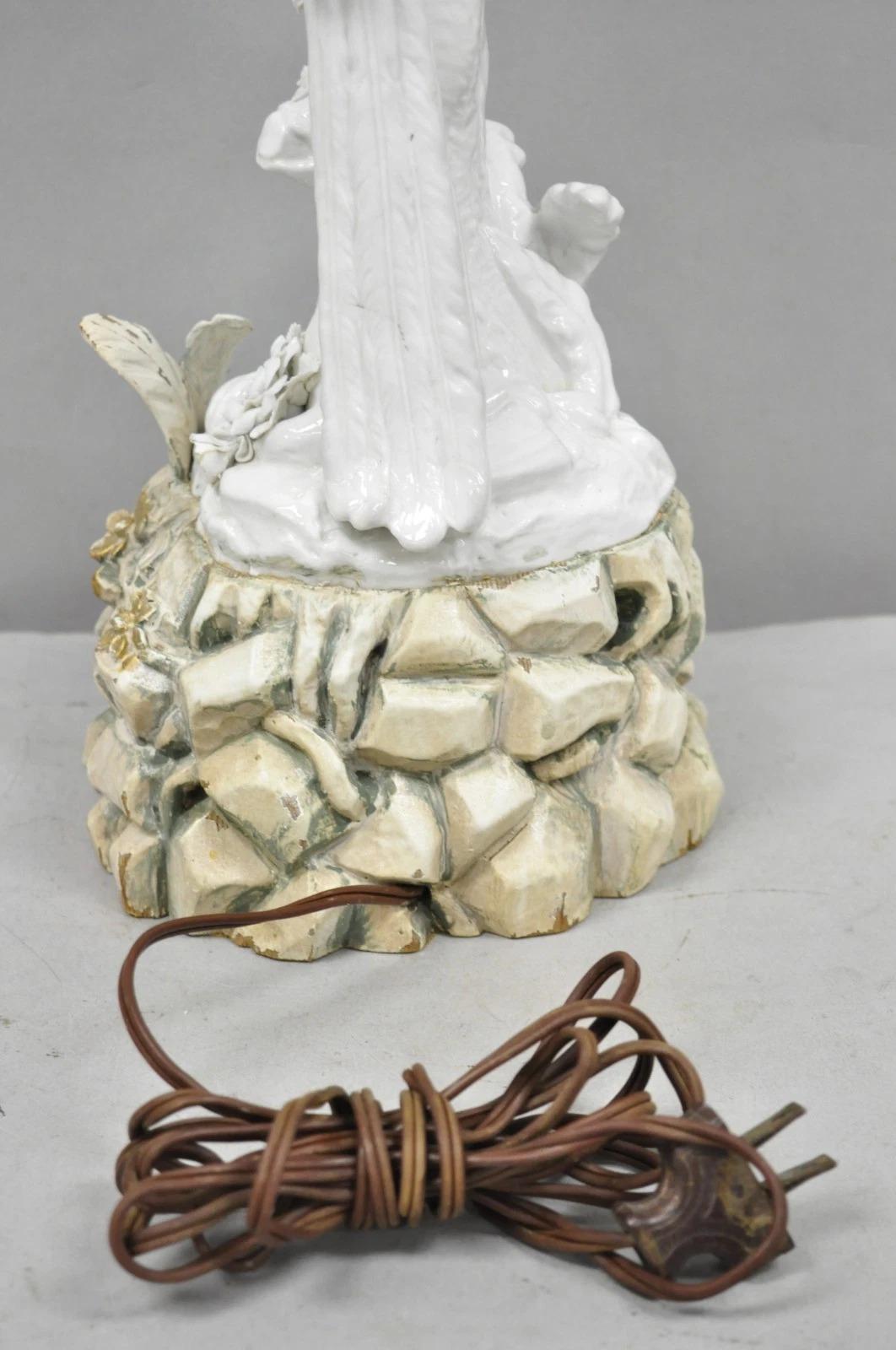 Ancienne lampe de table en porcelaine blanche de Blanc de Chine pour perroquet perché en vente 10