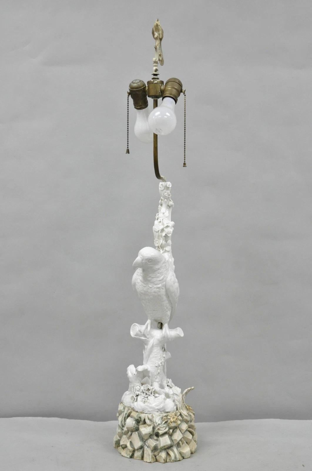 Ancienne lampe de table en porcelaine blanche de Blanc de Chine pour perroquet perché en vente 11