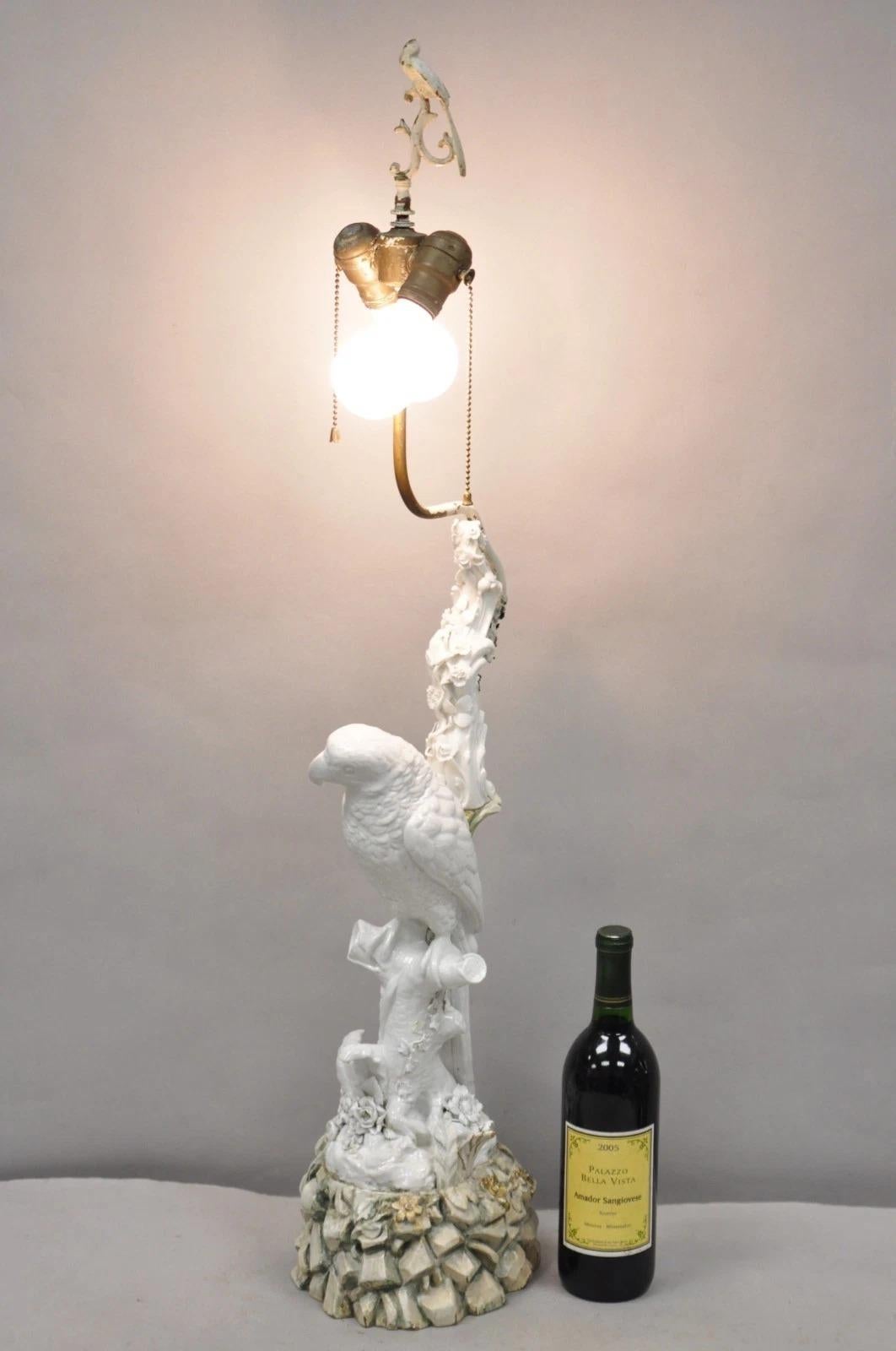 Ancienne lampe de table en porcelaine blanche Blanc de Chine avec oiseau perché et fleuron 