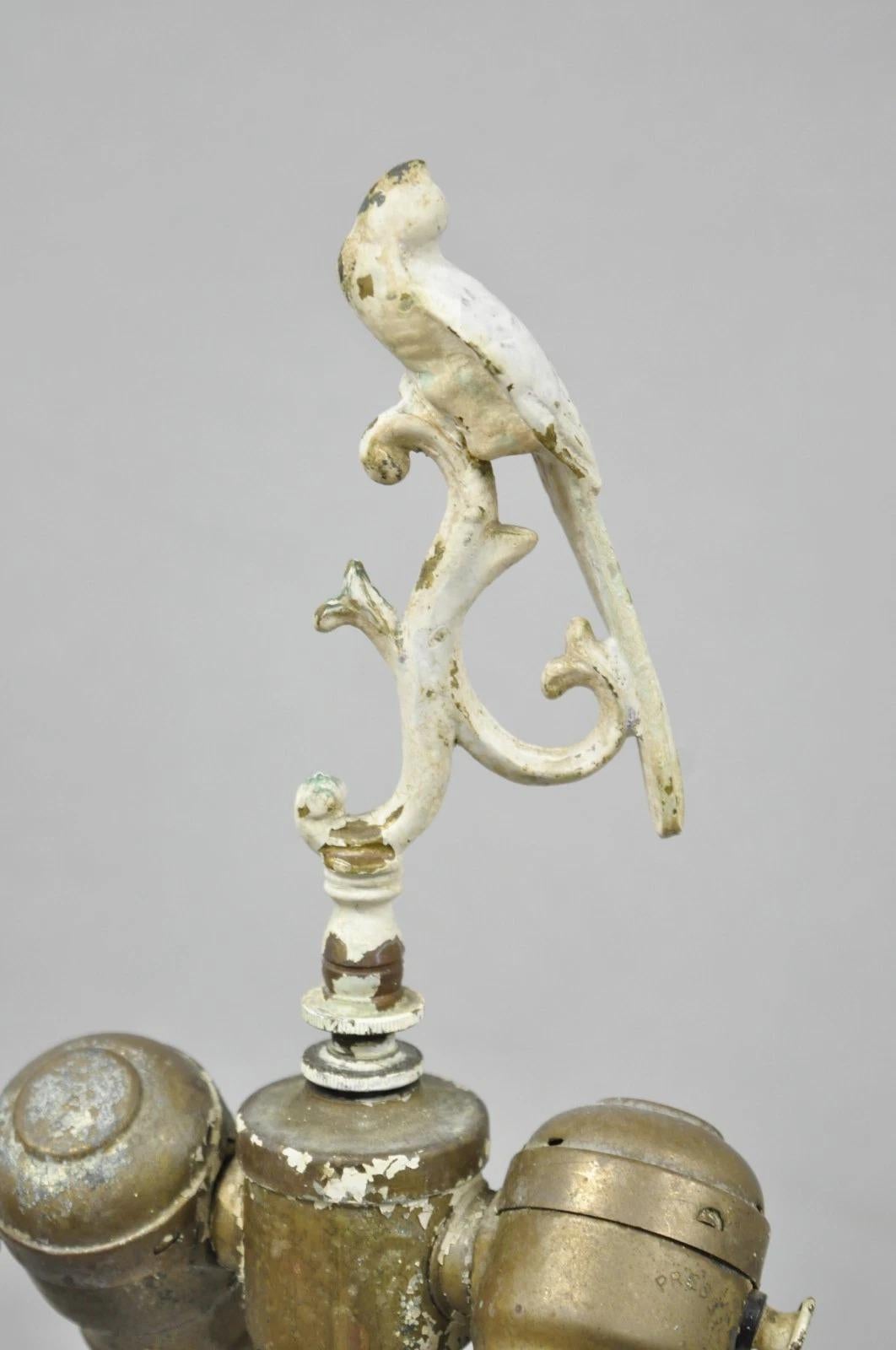 Ancienne lampe de table en porcelaine blanche de Blanc de Chine pour perroquet perché en vente 1