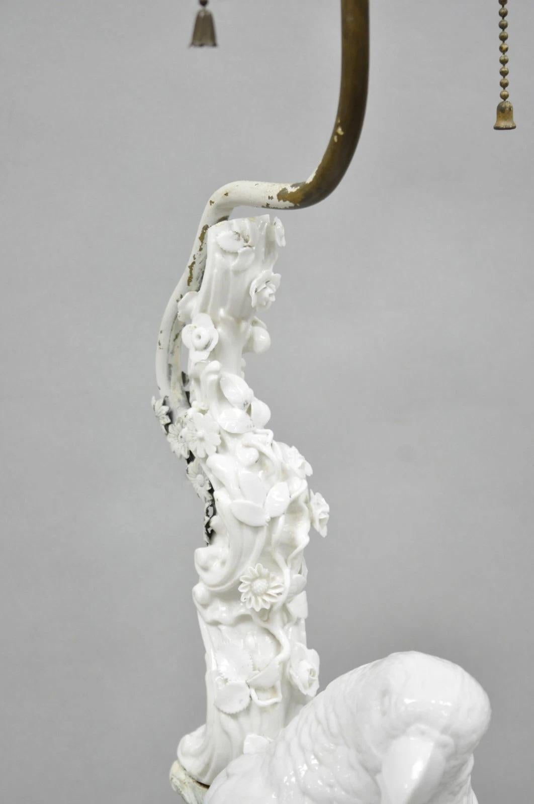 Ancienne lampe de table en porcelaine blanche de Blanc de Chine pour perroquet perché en vente 2
