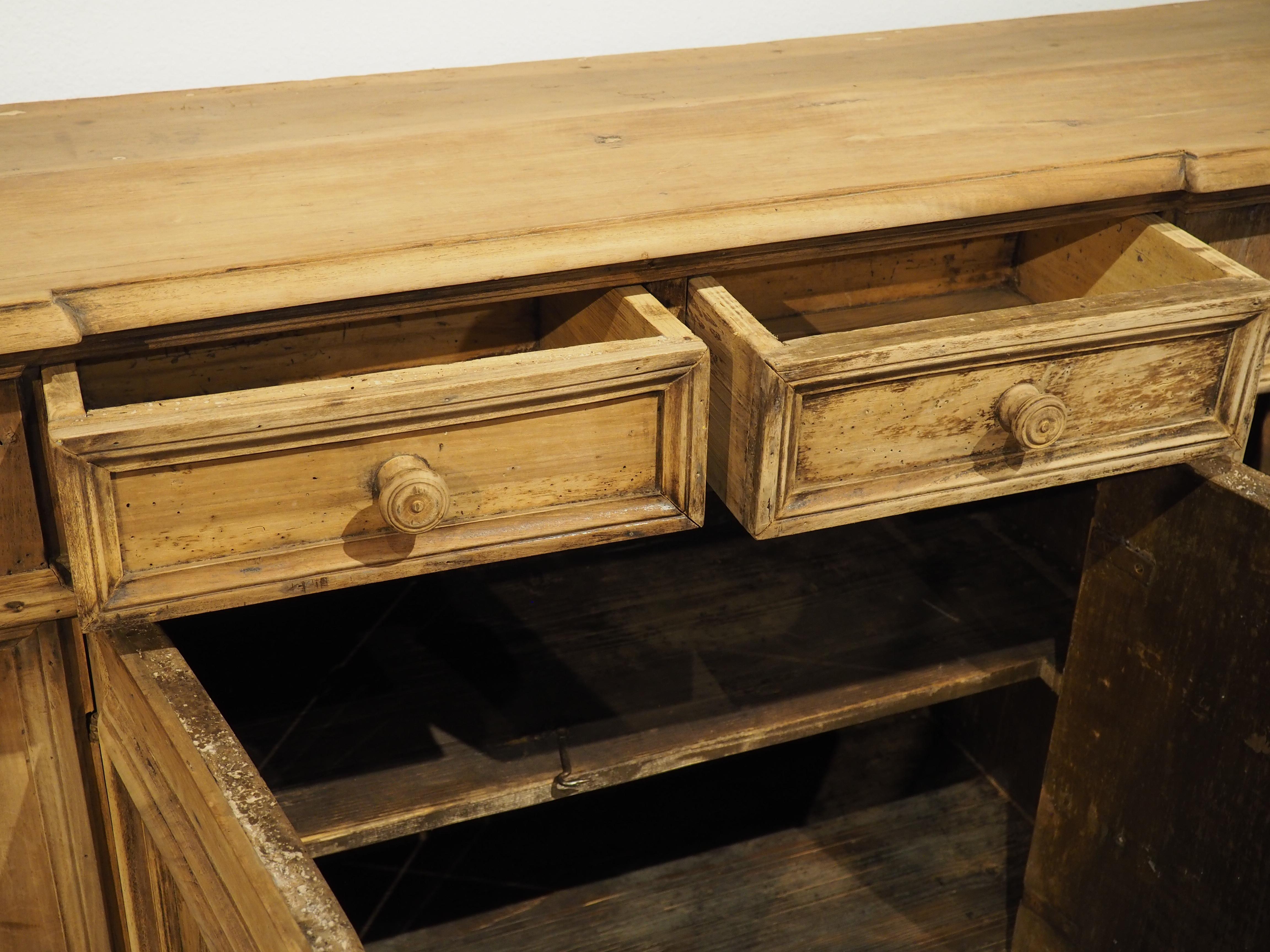 Ancienne crédence italienne en noyer blanchi, 19e siècle en vente 4