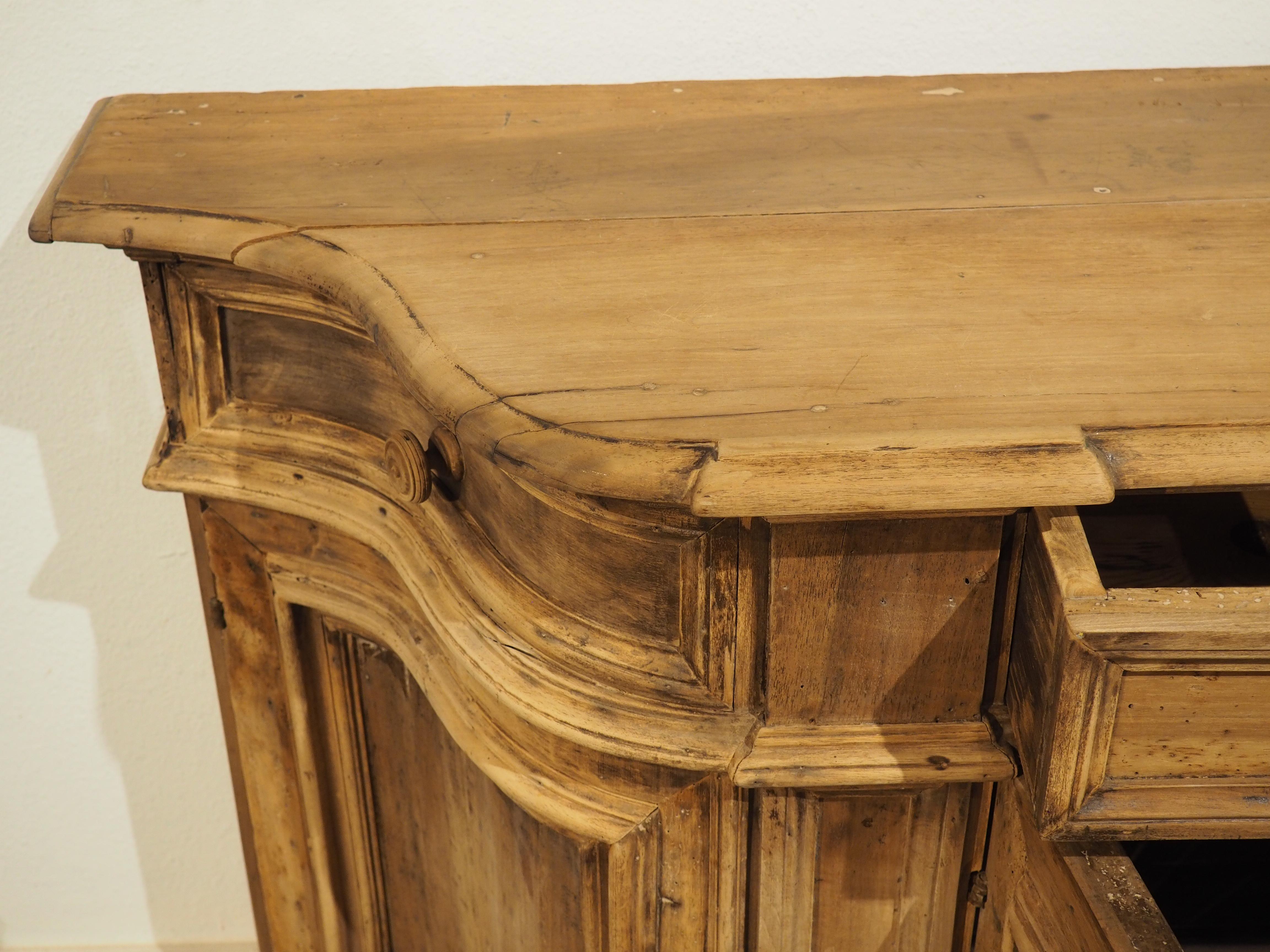 Ancienne crédence italienne en noyer blanchi, 19e siècle en vente 7