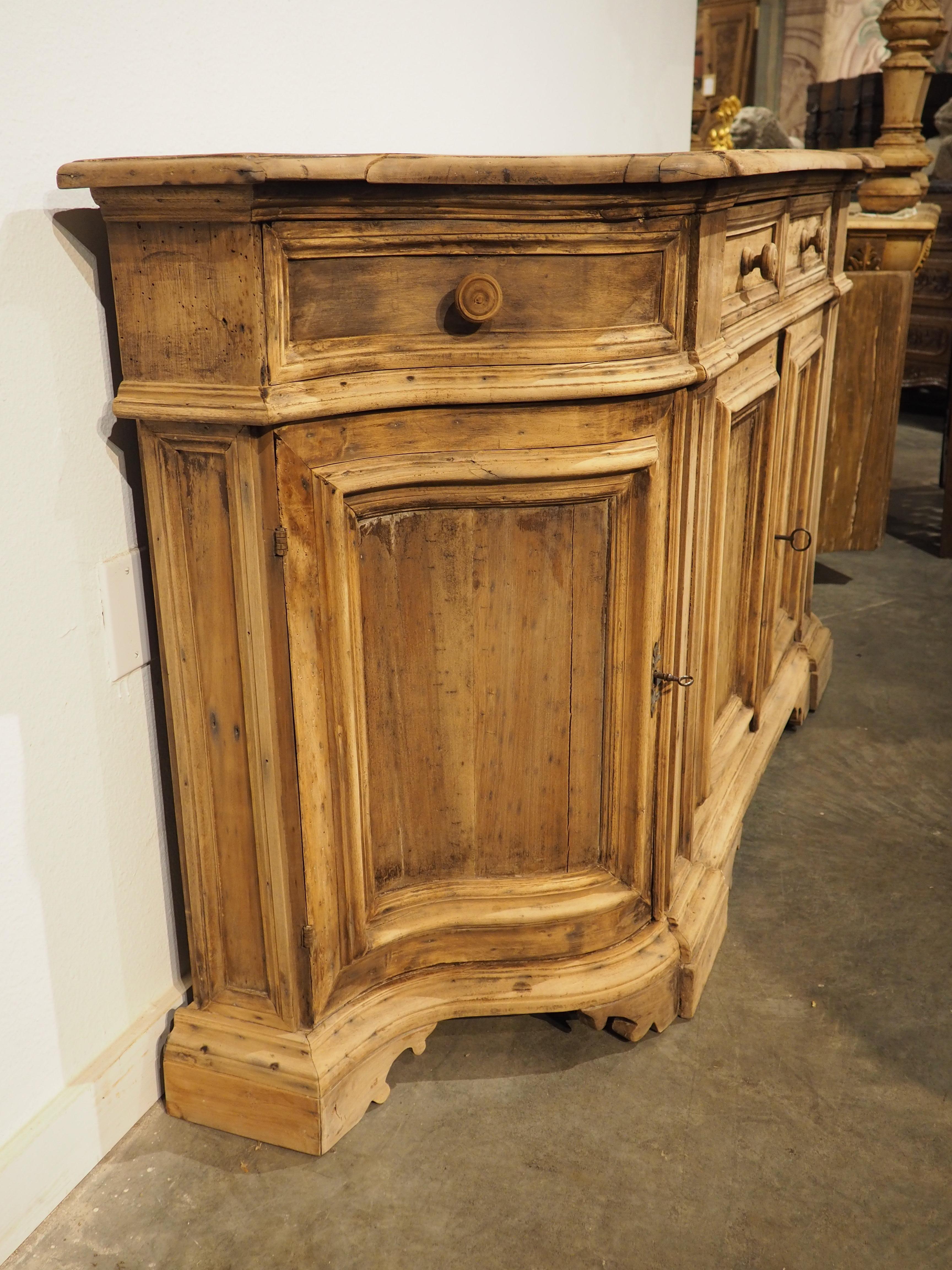 Ancienne crédence italienne en noyer blanchi, 19e siècle en vente 8