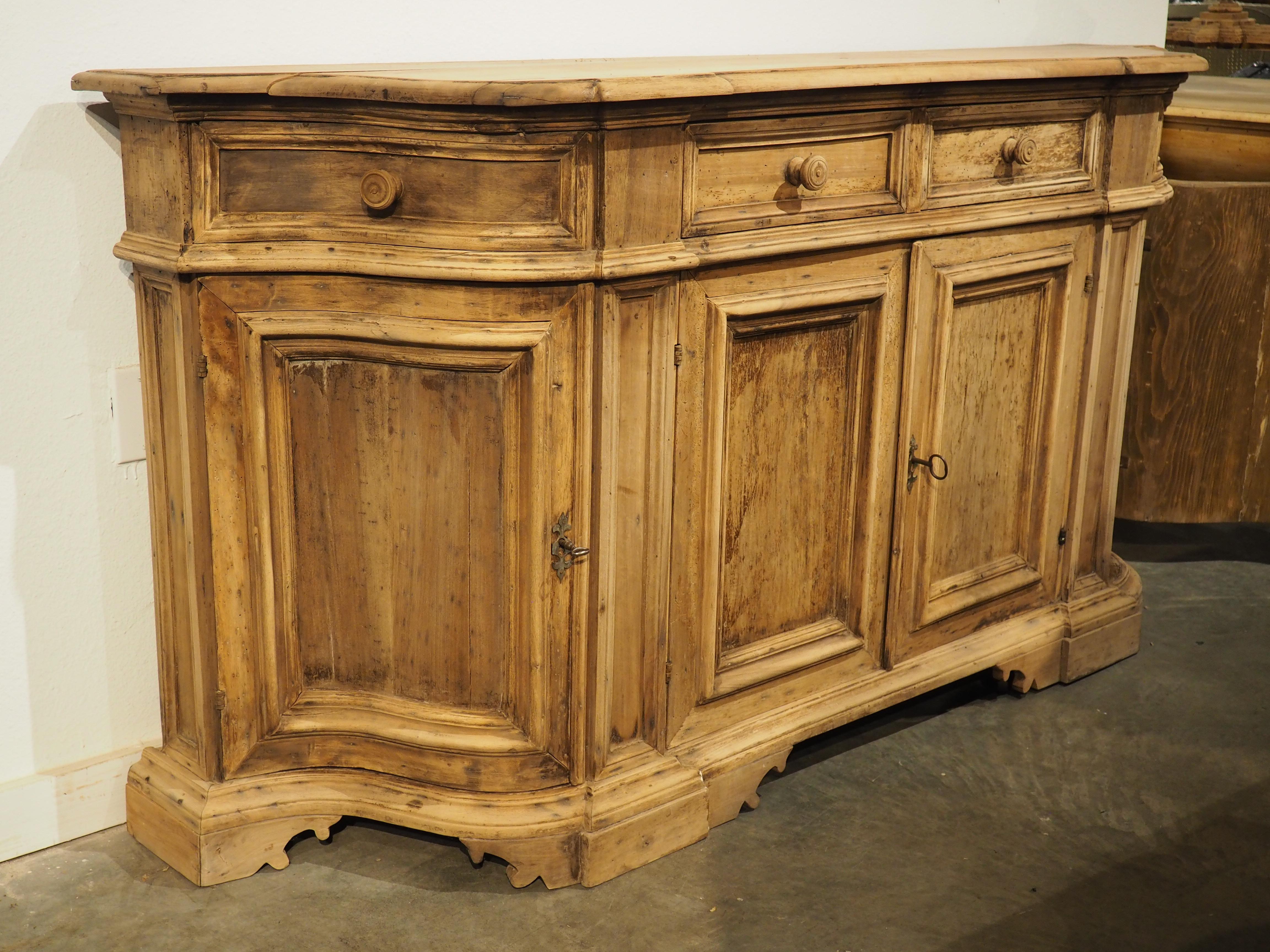 Ancienne crédence italienne en noyer blanchi, 19e siècle en vente 9
