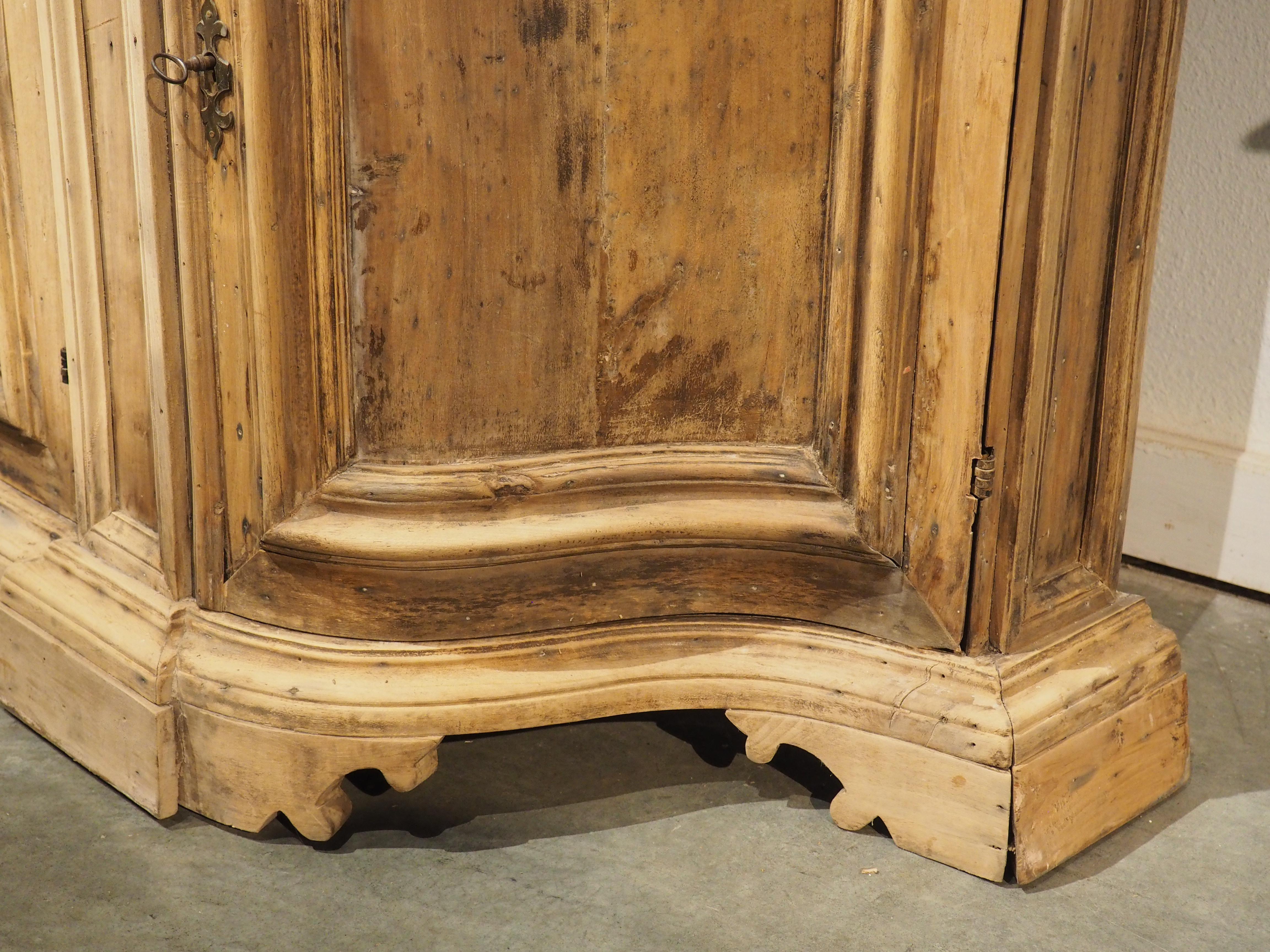 Ancienne crédence italienne en noyer blanchi, 19e siècle en vente 11