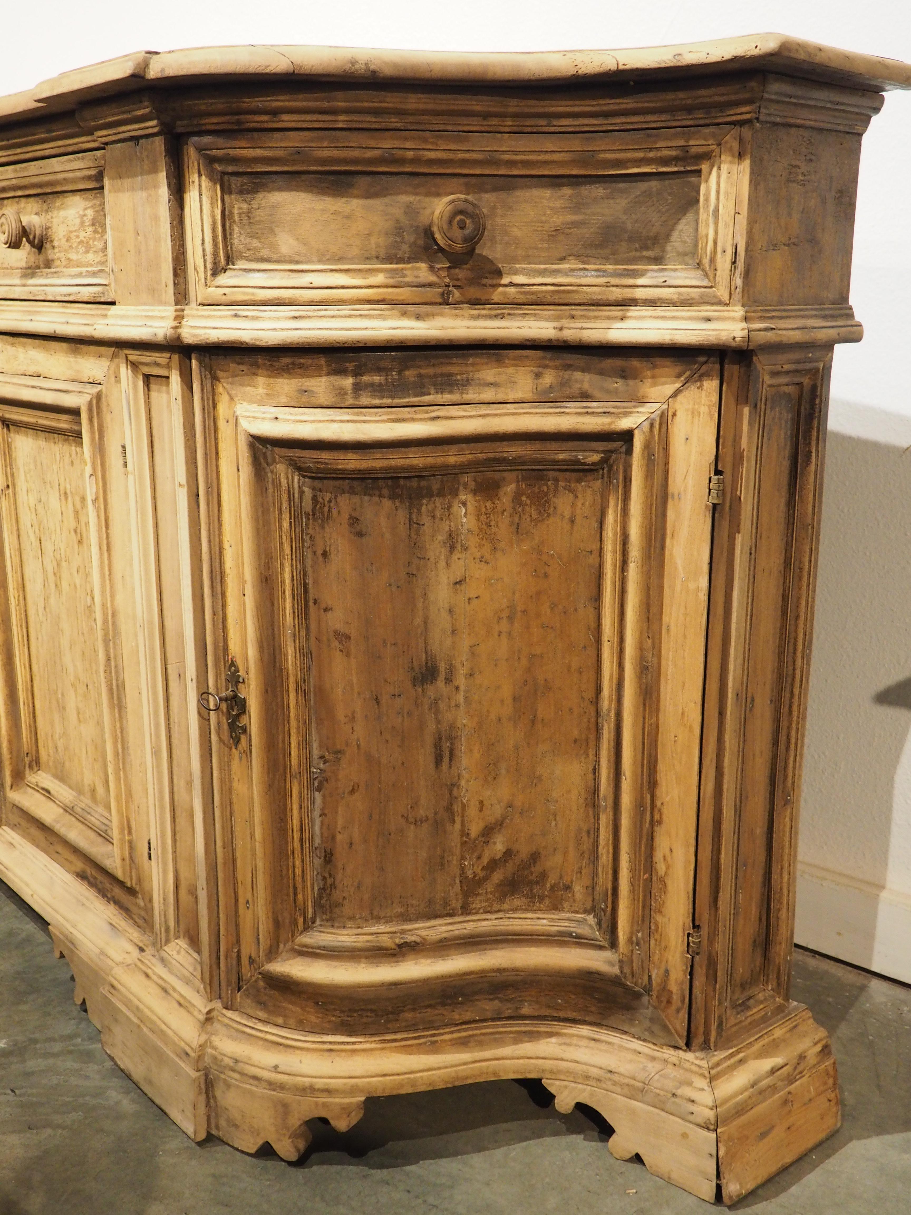 Ancienne crédence italienne en noyer blanchi, 19e siècle en vente 12