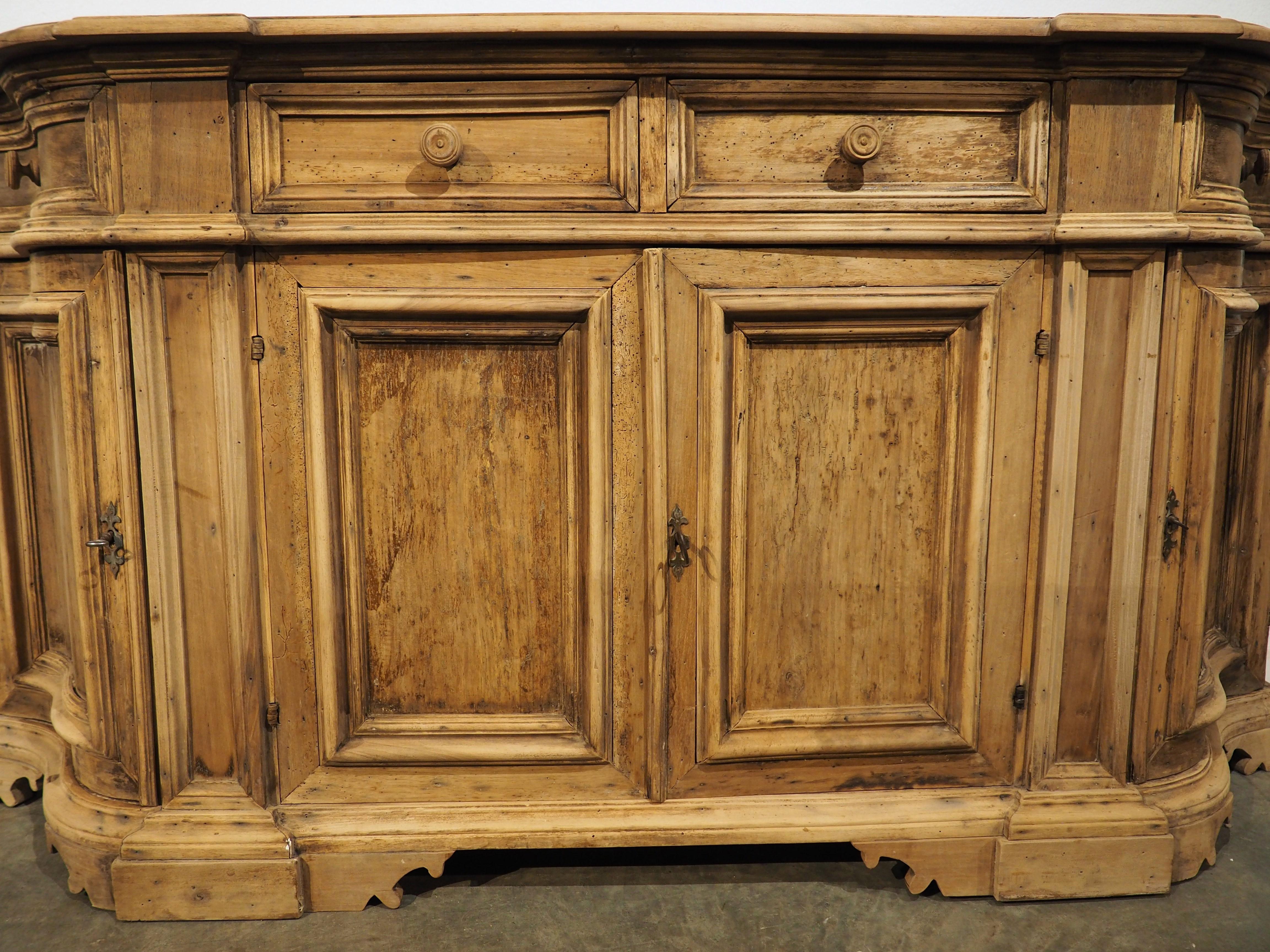 Ancienne crédence italienne en noyer blanchi, 19e siècle en vente 13