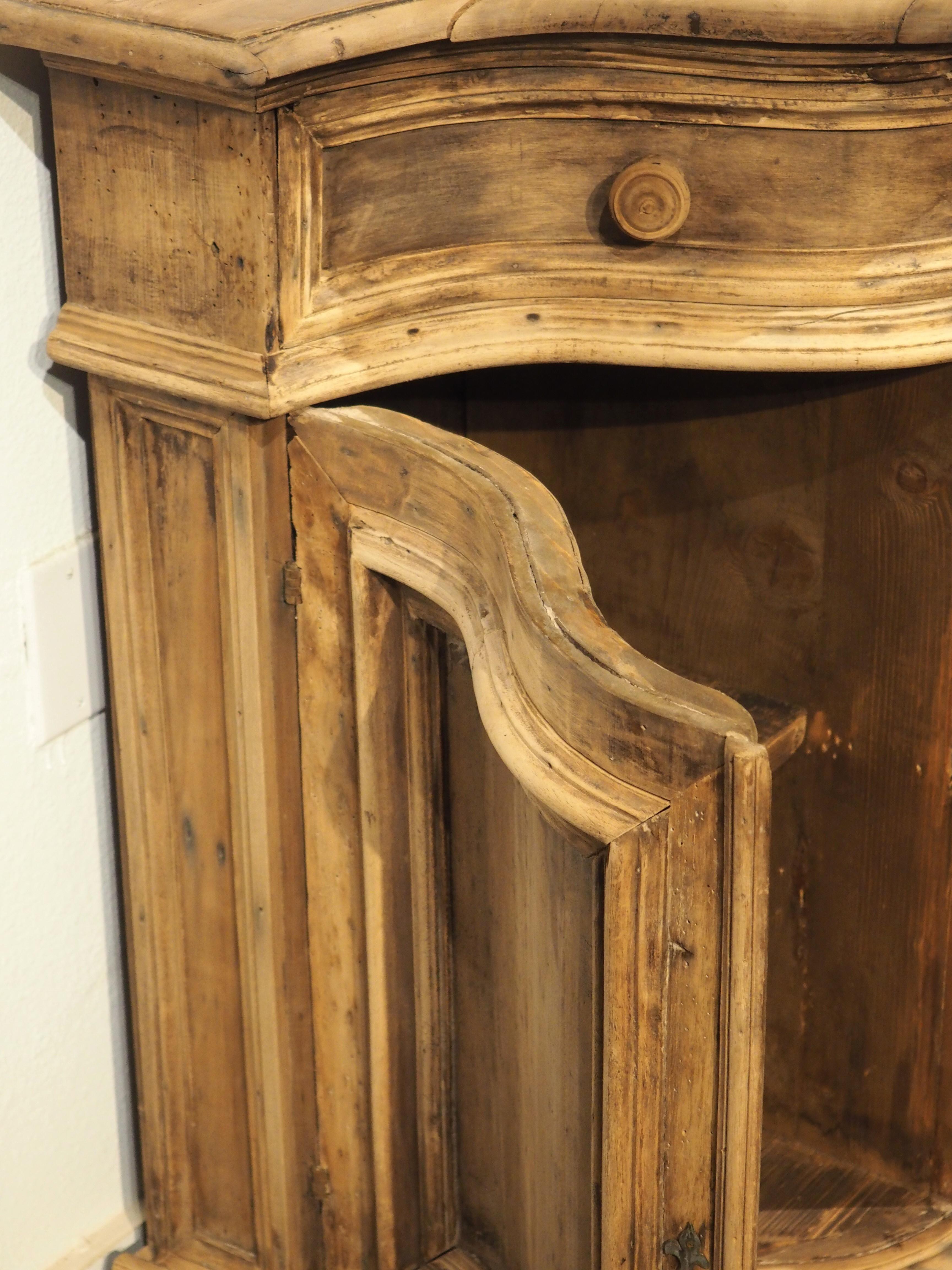 Blanchi Ancienne crédence italienne en noyer blanchi, 19e siècle en vente