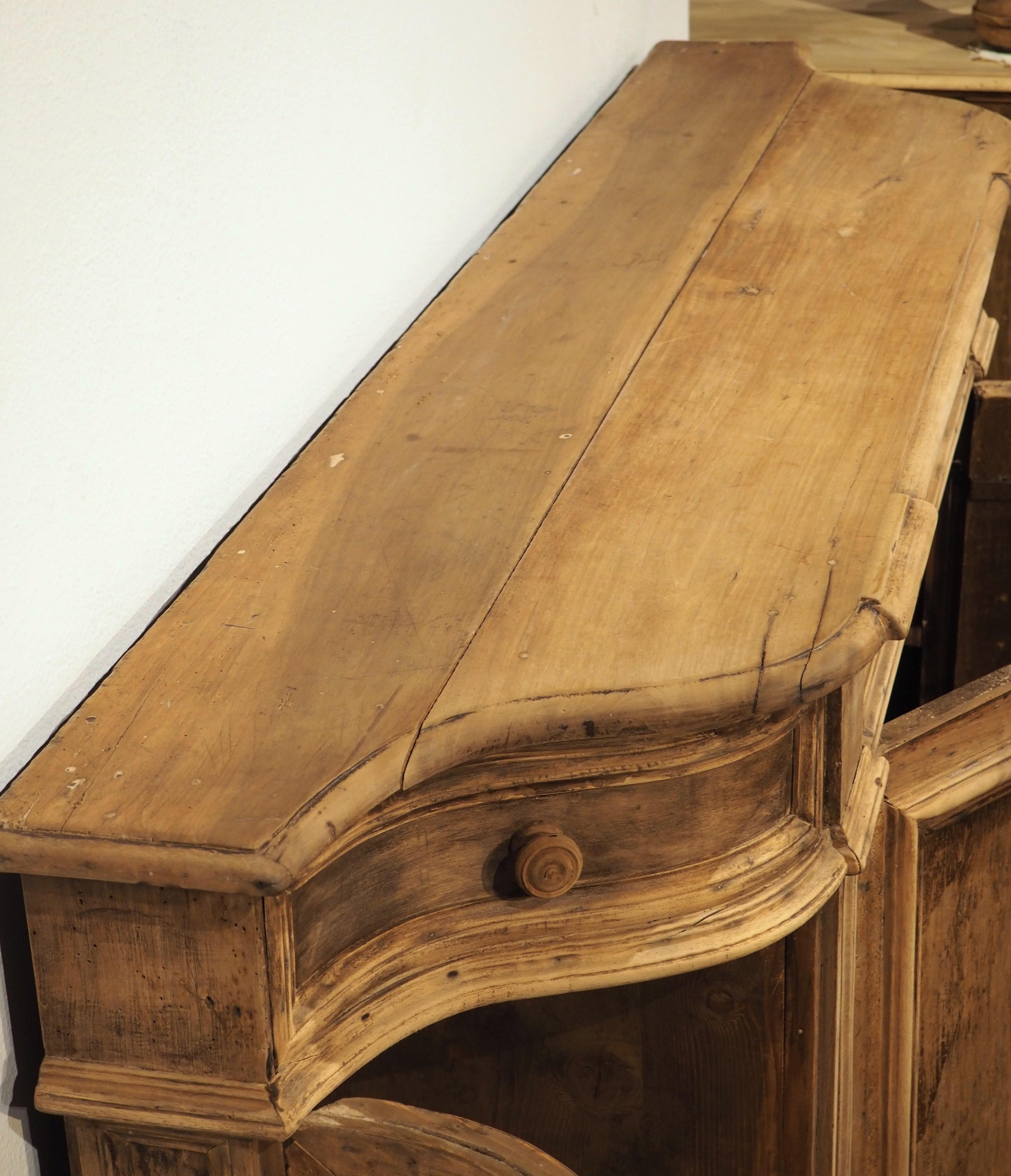 Ancienne crédence italienne en noyer blanchi, 19e siècle Bon état - En vente à Dallas, TX