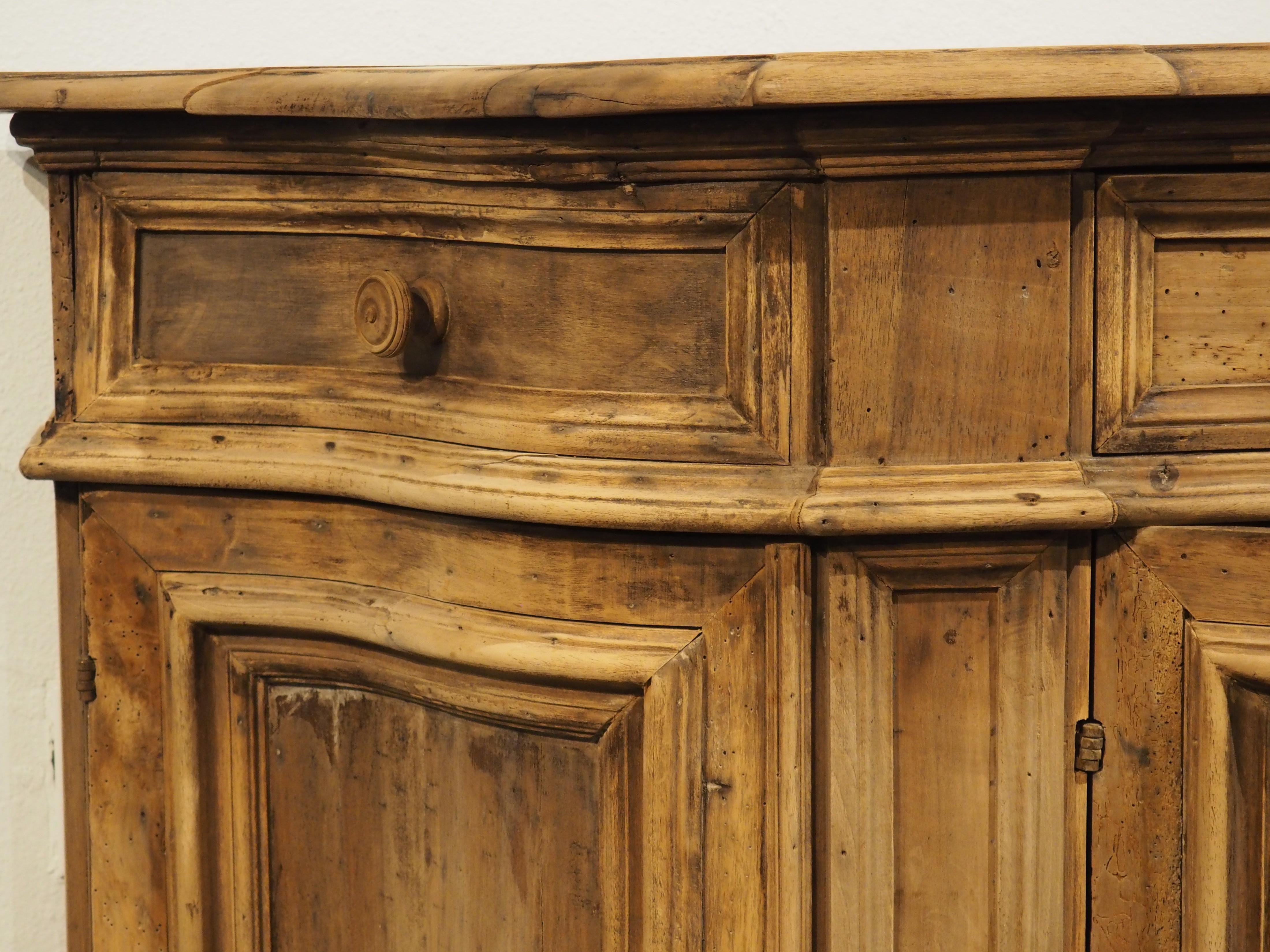 Bois Ancienne crédence italienne en noyer blanchi, 19e siècle en vente