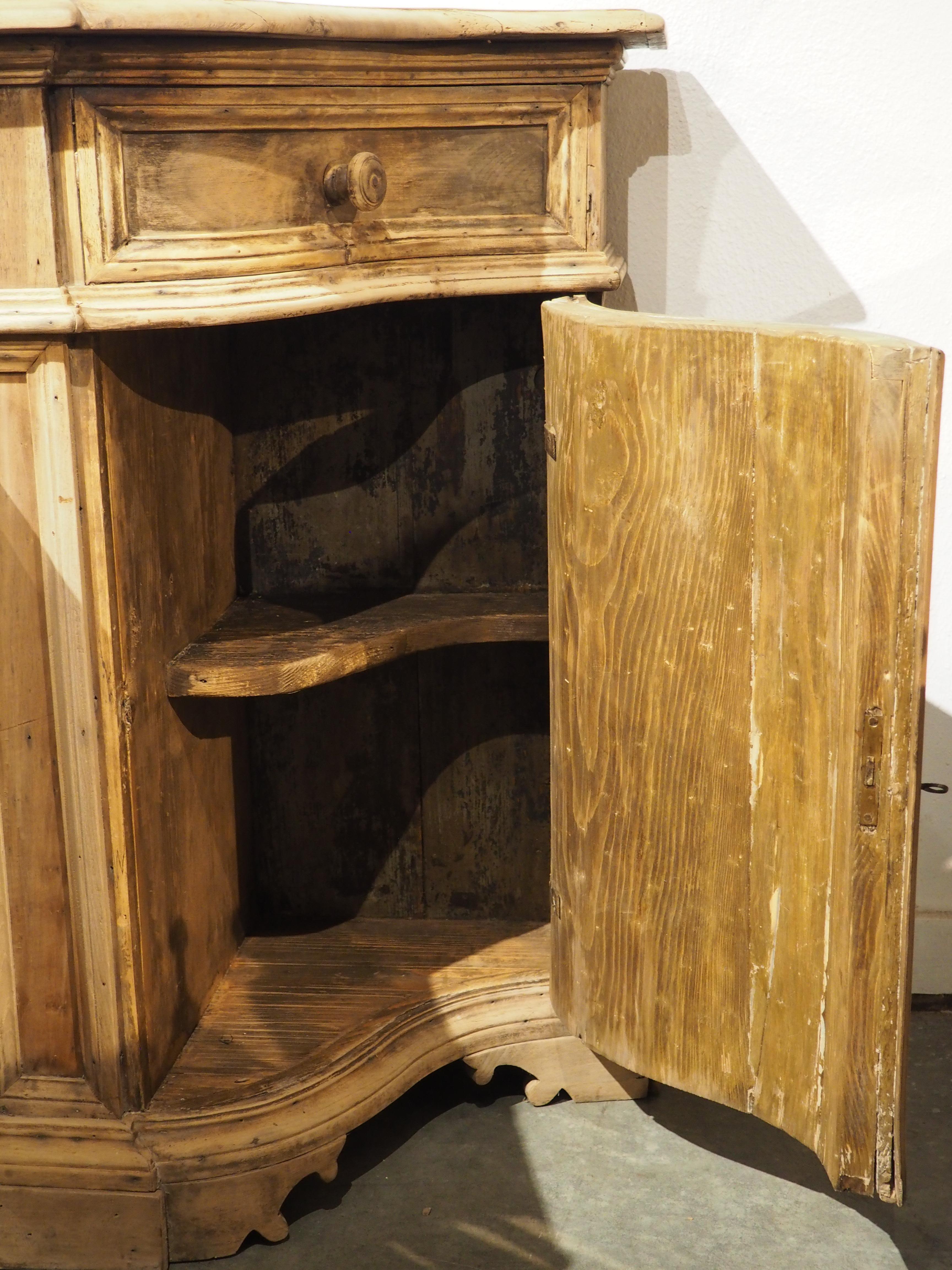 Ancienne crédence italienne en noyer blanchi, 19e siècle en vente 1