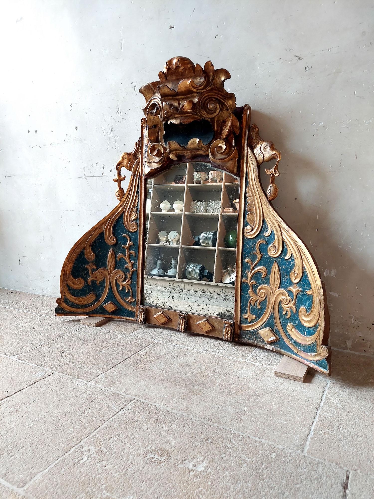 Sculpté Antique Antique Mirror de conte de fées italien bleu et or fait à partir d'une Niche de Church C.C. en vente