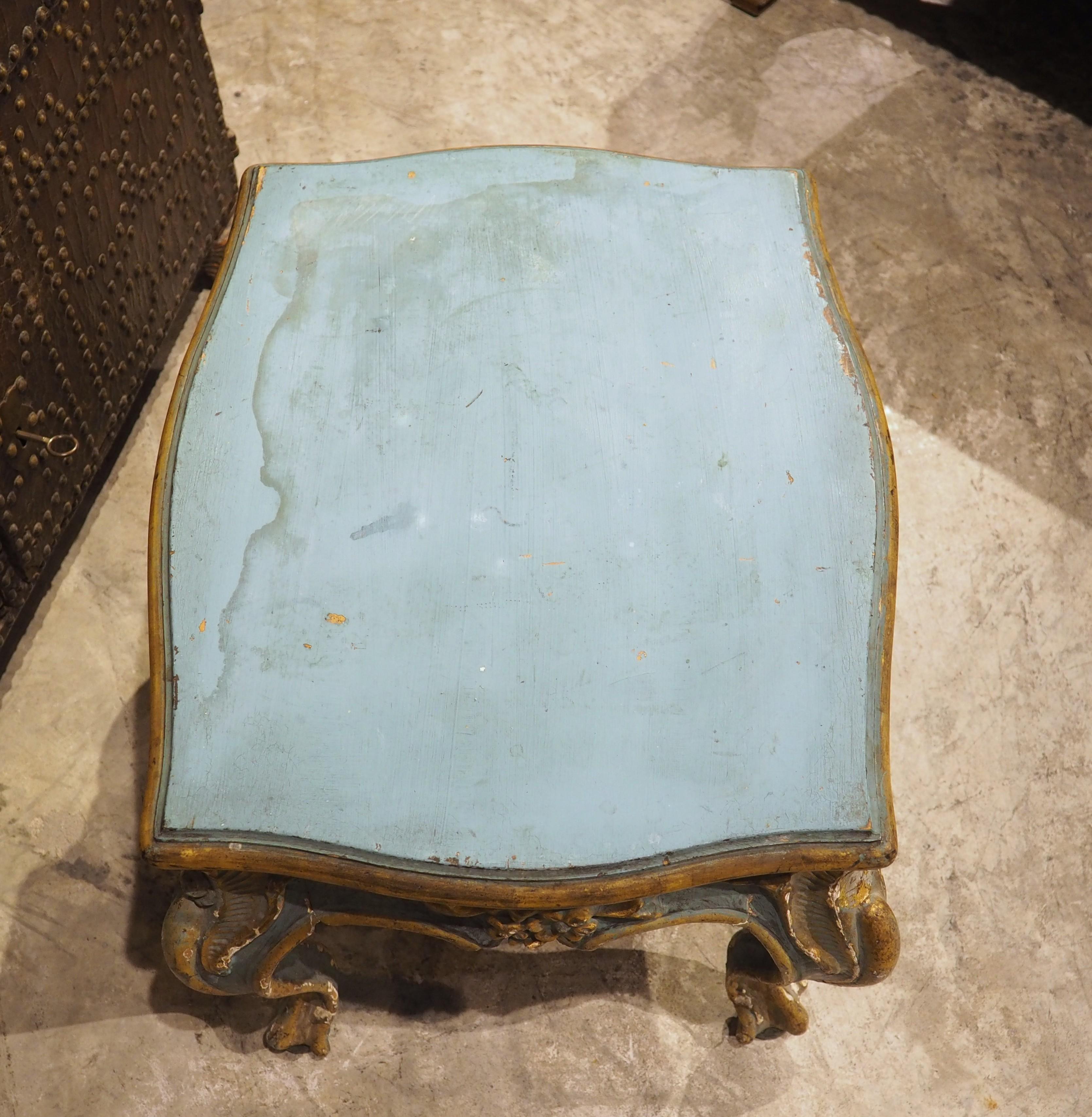 Weitere Informationen folgen in Kürze...

Handgeschnitzt in Italien, um 1850, hat dieser hölzerne Tabouret-Hocker eine sehr angenehme hellblaue Farbe mit Bereichen von vergoldeten Motiven.  Die geschwungenen Beine sind mit einem Roquillard mit