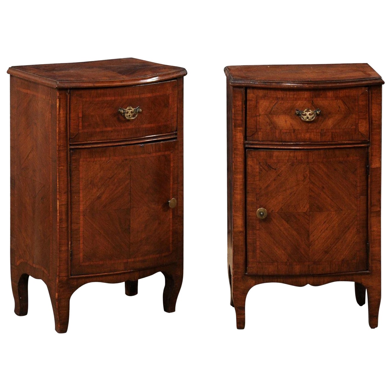 Italienisches Paar kleiner, zierlicher Beistelltruhen mit Bogenfront, um die Jahrhundertwende, 18.-19. Jahrhundert