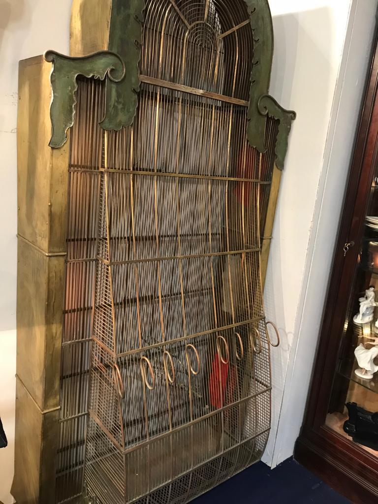 Voliera in ottone, adatta per uso interno o esterno, ma progettata come centrotavola.
Presenta scomparti sigillati sui lati con tre pannelli di pasta di vetro retroilluminati. All'interno, un ramo di ferro si erge dalla base.
Due disponibili.
Patina