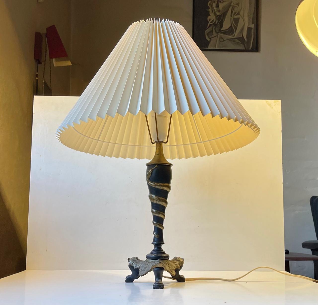 Victorien tardif Lampe de bureau italienne d'antiquités en laiton avec serpent torsadé en vente
