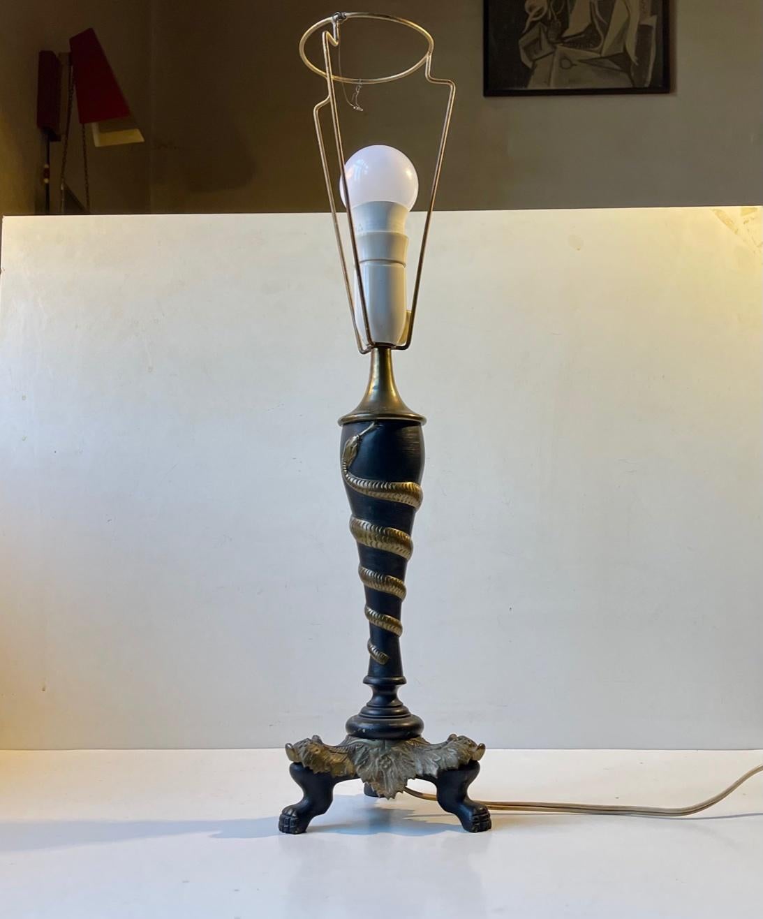 Milieu du XXe siècle Lampe de bureau italienne d'antiquités en laiton avec serpent torsadé en vente