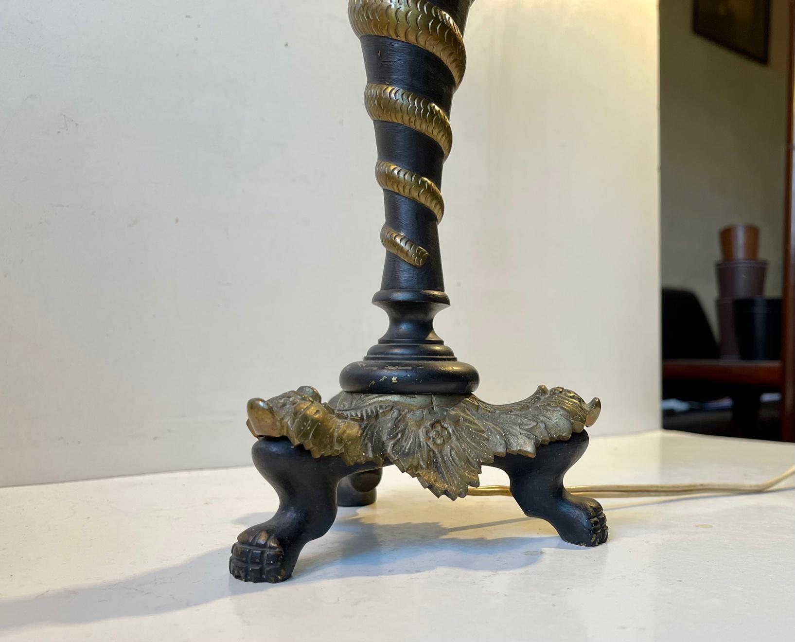 Antigua lámpara de mesa italiana de latón con serpiente retorcida mediados del siglo XX en venta