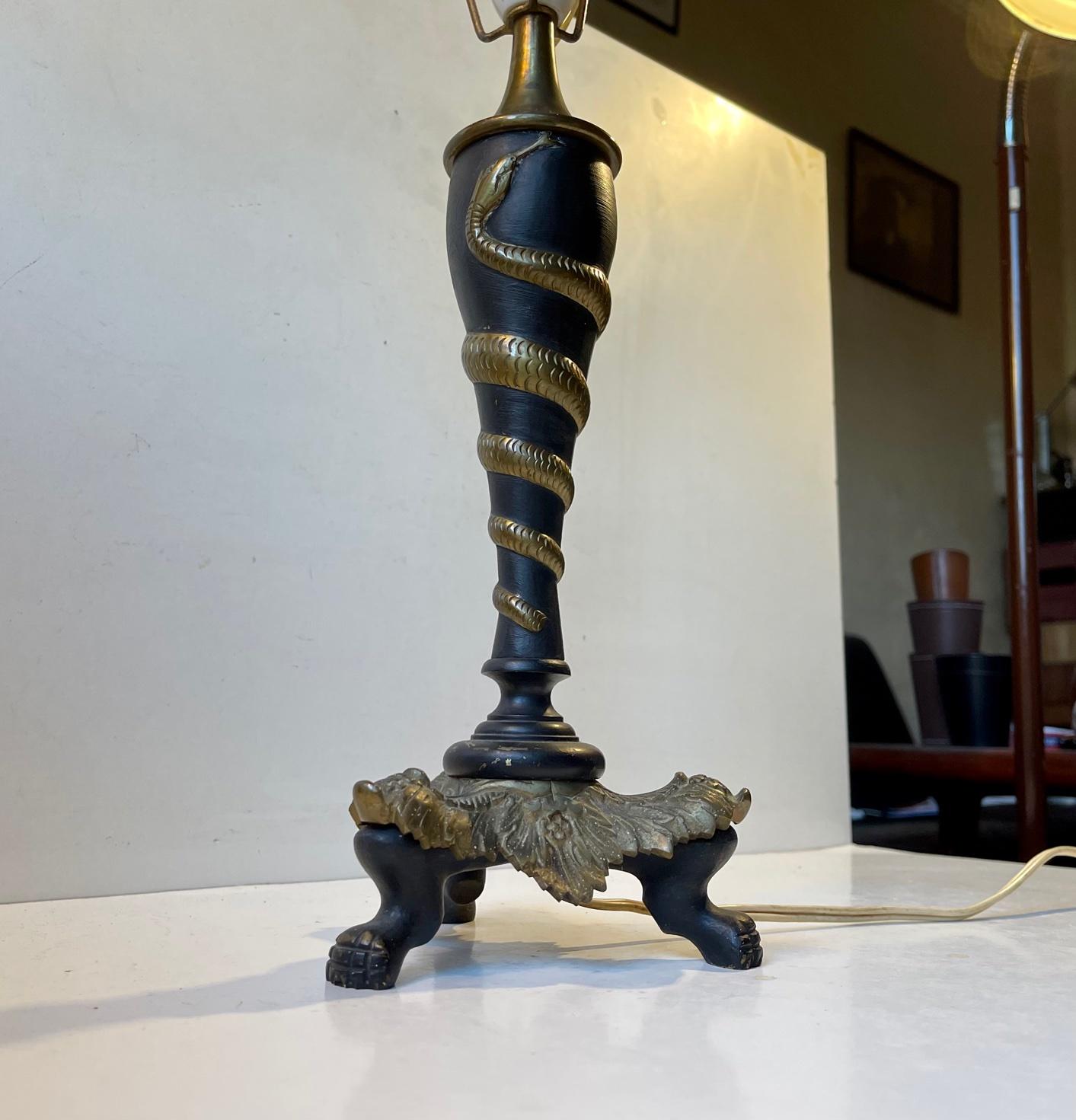 Lampe de bureau italienne d'antiquités en laiton avec serpent torsadé en vente 1