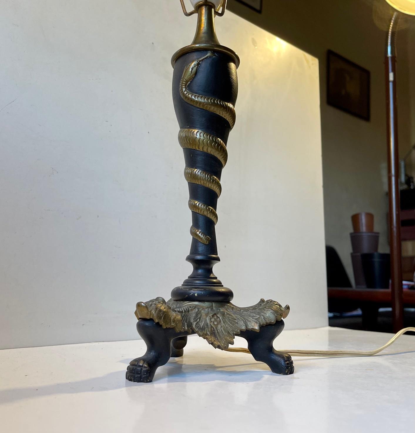 Antigua lámpara de mesa italiana de latón con serpiente retorcida Latón en venta