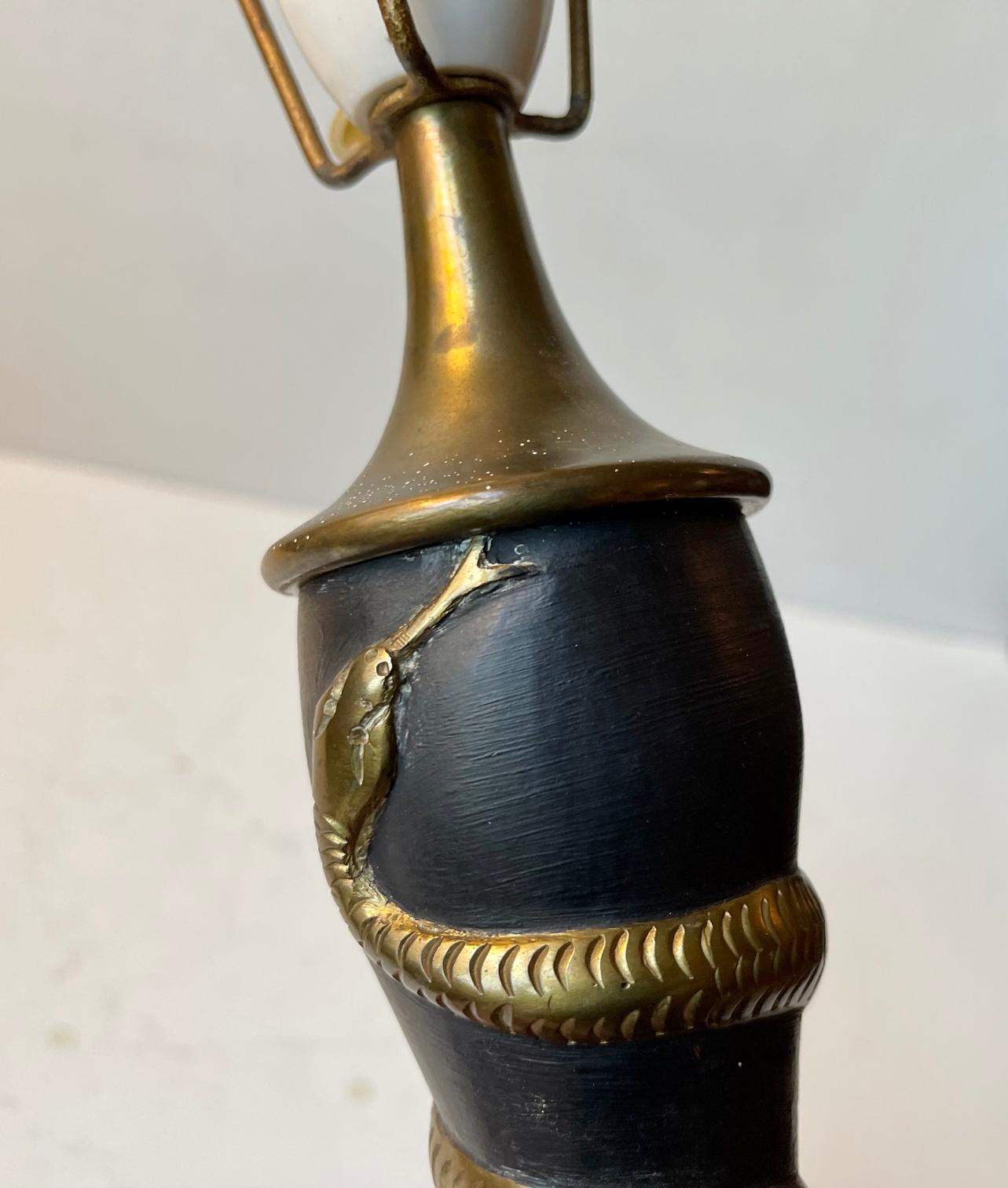 Antigua lámpara de mesa italiana de latón con serpiente retorcida en venta 1