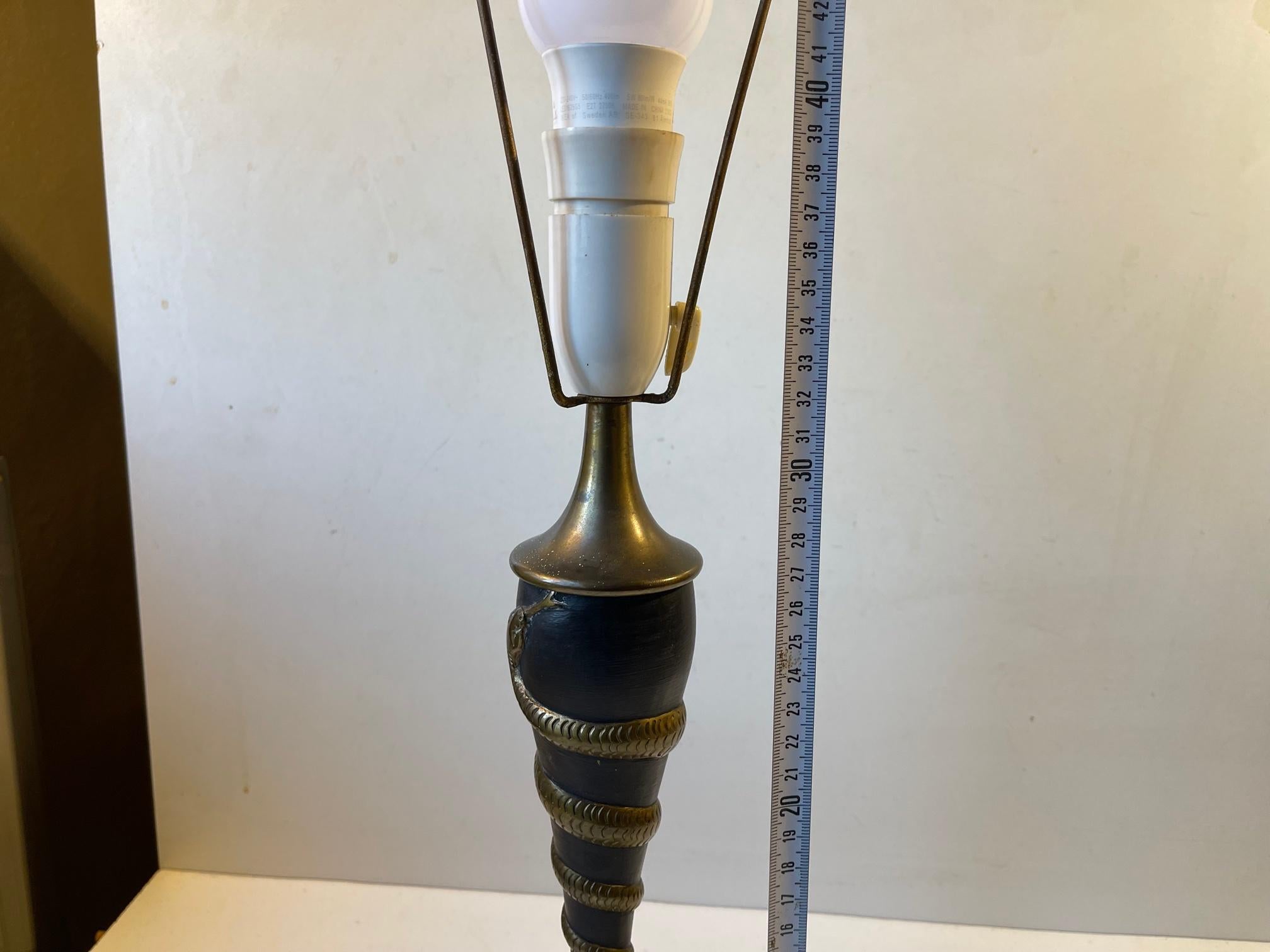 Antigua lámpara de mesa italiana de latón con serpiente retorcida en venta 2