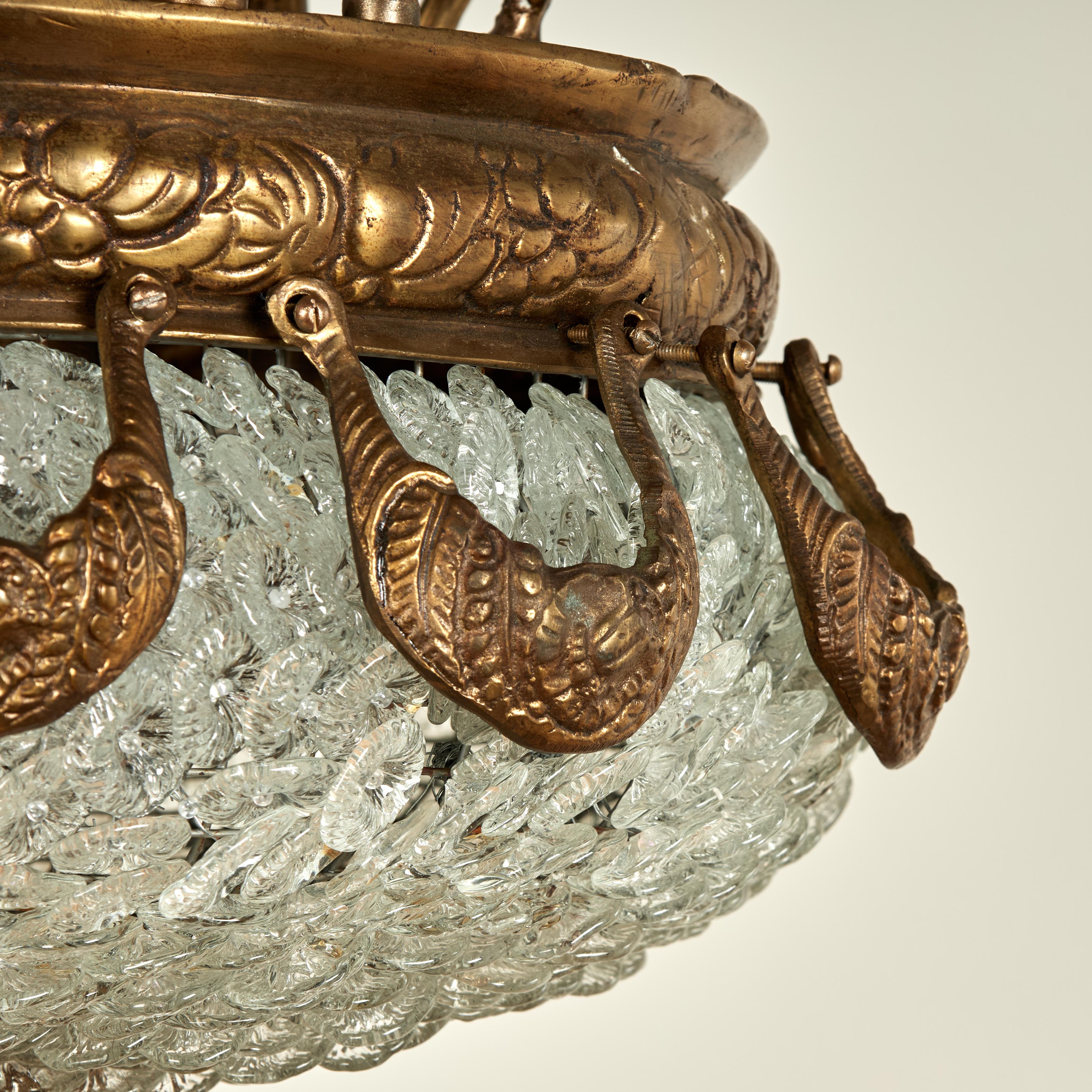 20ième siècle Lustre italien ancien en bronze et verre avec feuilles de palmier en vente