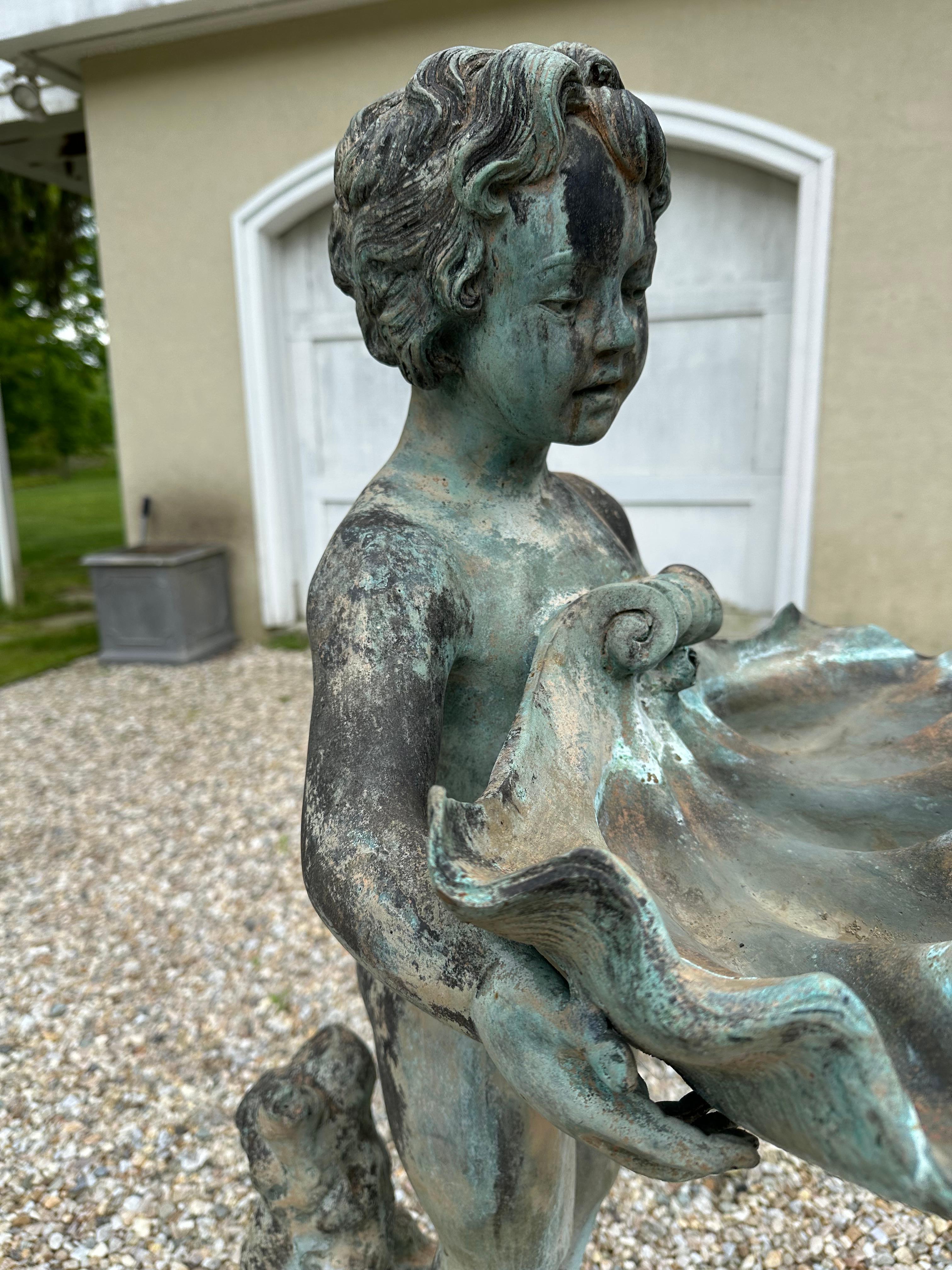 Con una meravigliosa patina invecchiata,  Che si tratti di un gioco d'acqua o di una scultura indipendente, questa meravigliosa fontana o vasca per uccelli in bronzo antico del XIX secolo affascinerà gli amanti dell'arte più esigenti.
Un ragazzo che