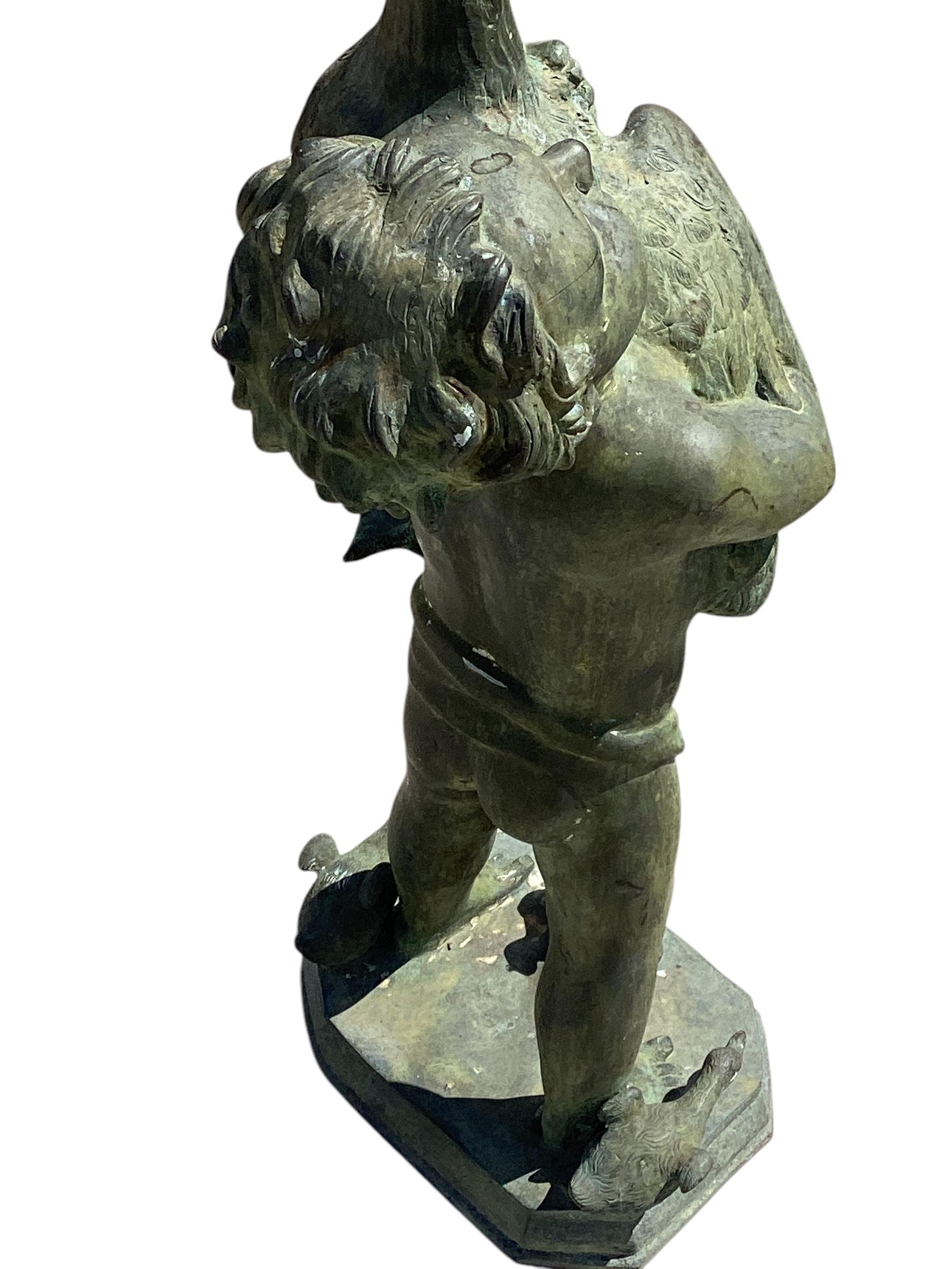 Fontana antica in bronzo italiano. Figura di fine Ottocento di un ragazzo in bronzo di Verdi Gris raffigurato con in mano un'anatra. Il bambino è in piedi su una piattaforma con altri anatroccoli ai suoi piedi. L'acqua esce dalla bocca delle