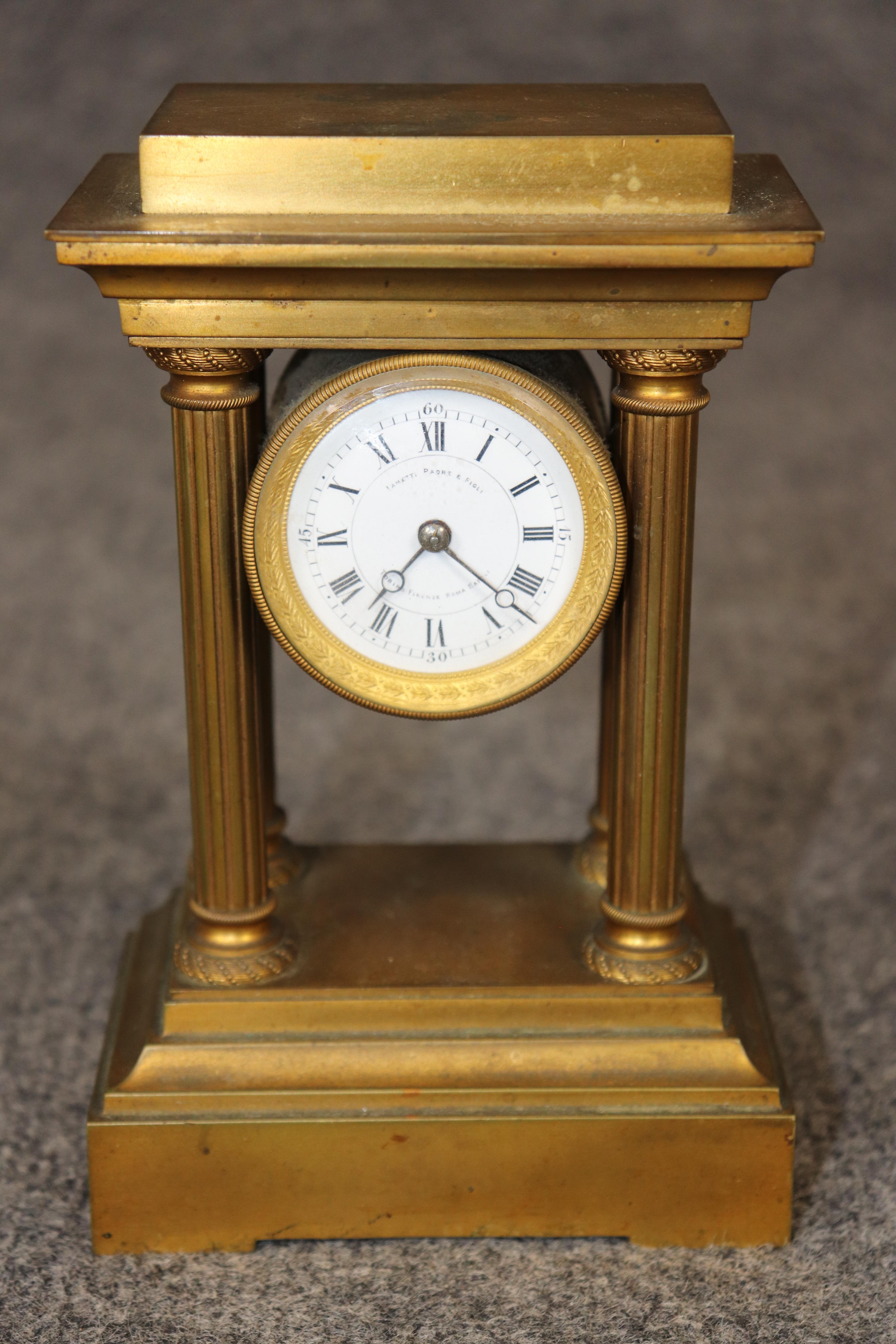 Dimensiones - Al: 7 1/8 pulg An: 4 1/2 pulg D: 2 3/4 pulg 

Eleva tu interior con este exquisito reloj de sobremesa de bronce u ormolu de estilo neoclásico italiano, un buen ejemplo de artesanía de finales del siglo XIX y diseño atemporal. Elaborado
