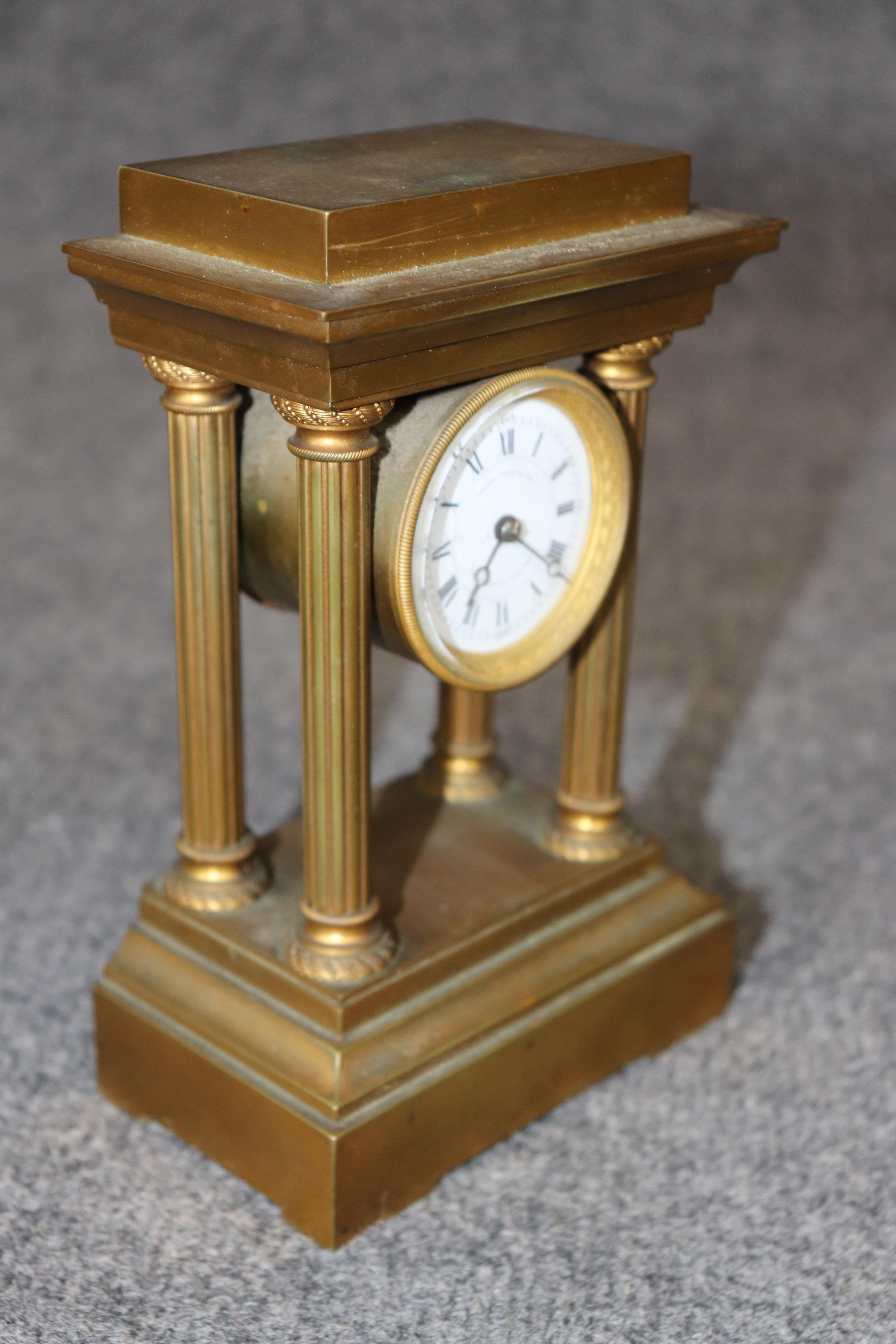 Antiguo Reloj de Escritorio Italiano de Bronce Ormolu de Estilo Neoclásico Vaciado en venta