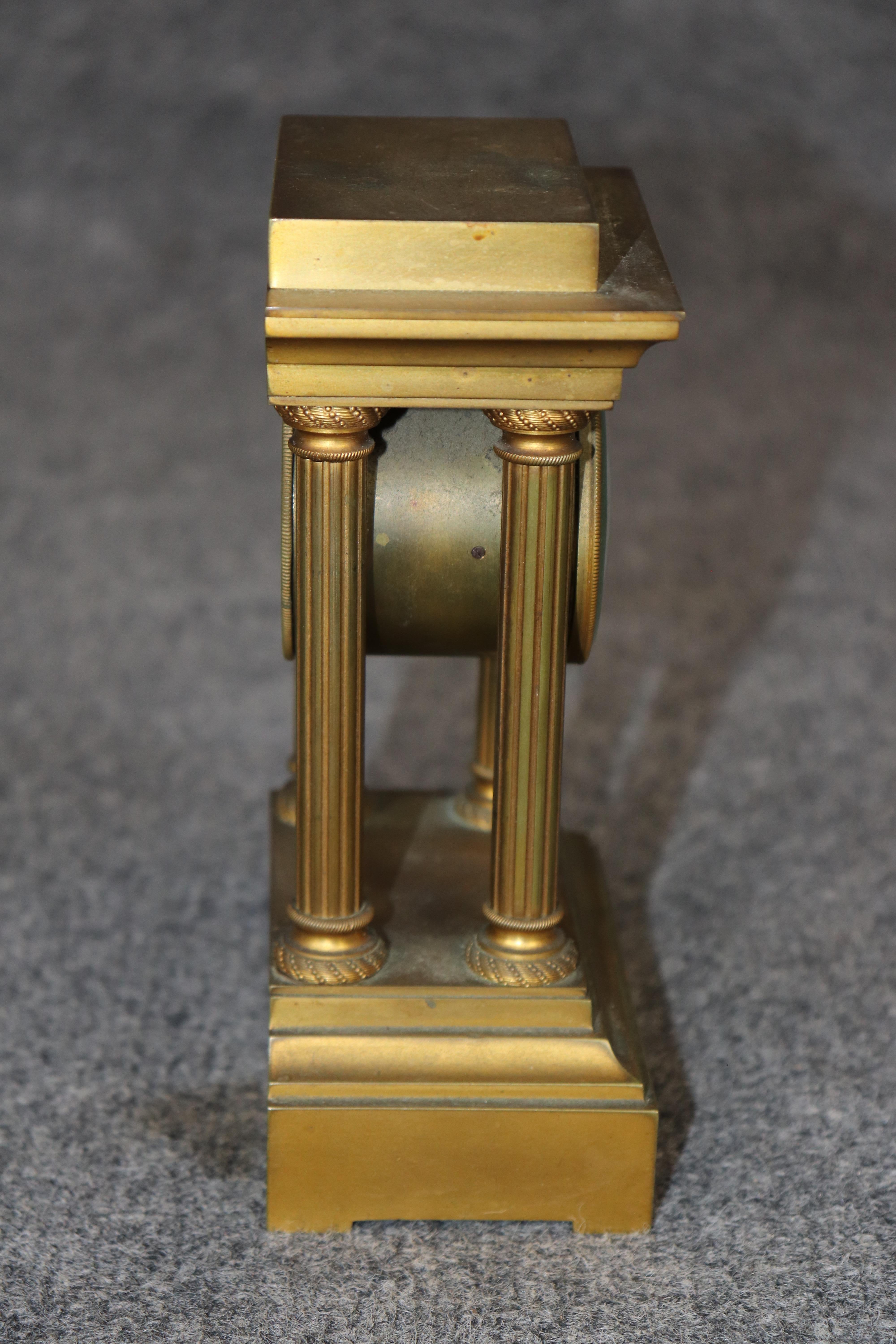 Antiguo Reloj de Escritorio Italiano de Bronce Ormolu de Estilo Neoclásico en Bueno estado para la venta en Swedesboro, NJ
