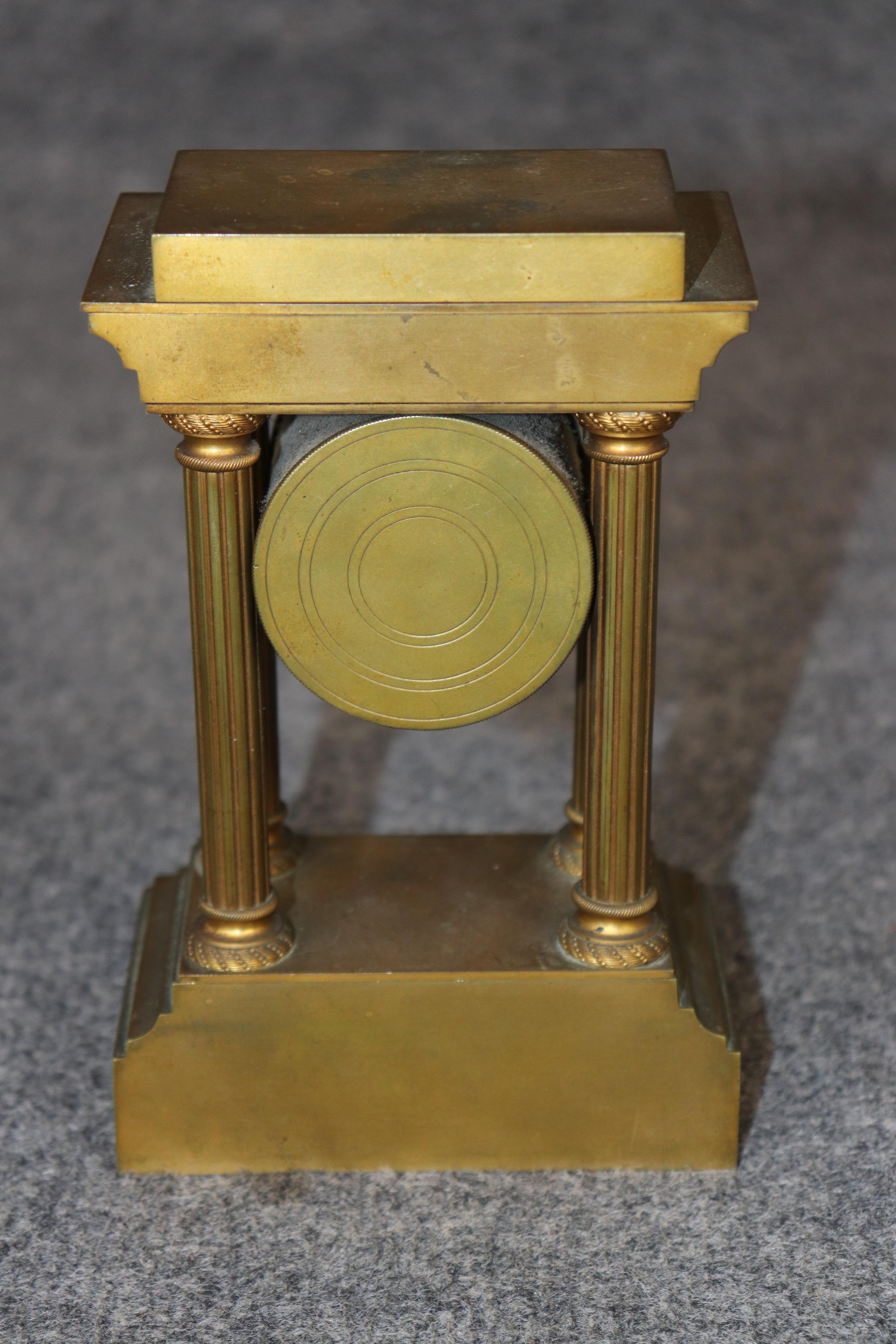 Antiguo Reloj de Escritorio Italiano de Bronce Ormolu de Estilo Neoclásico siglo XIX en venta