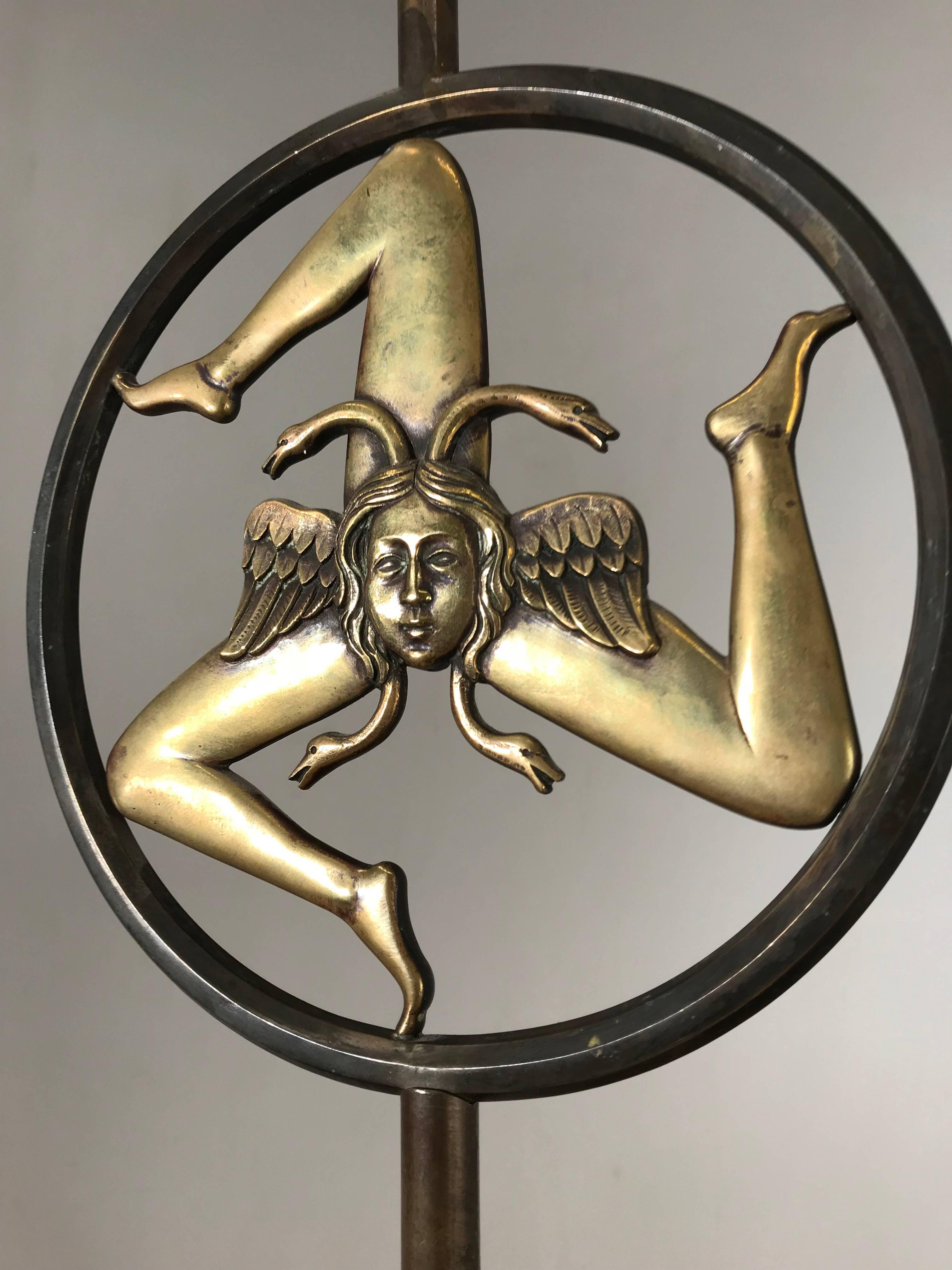 Antique Italian Bronze Pendant with Trinacria, Hellenic Nature of Sicily Symbol In Good Condition For Sale In Lisse, NL