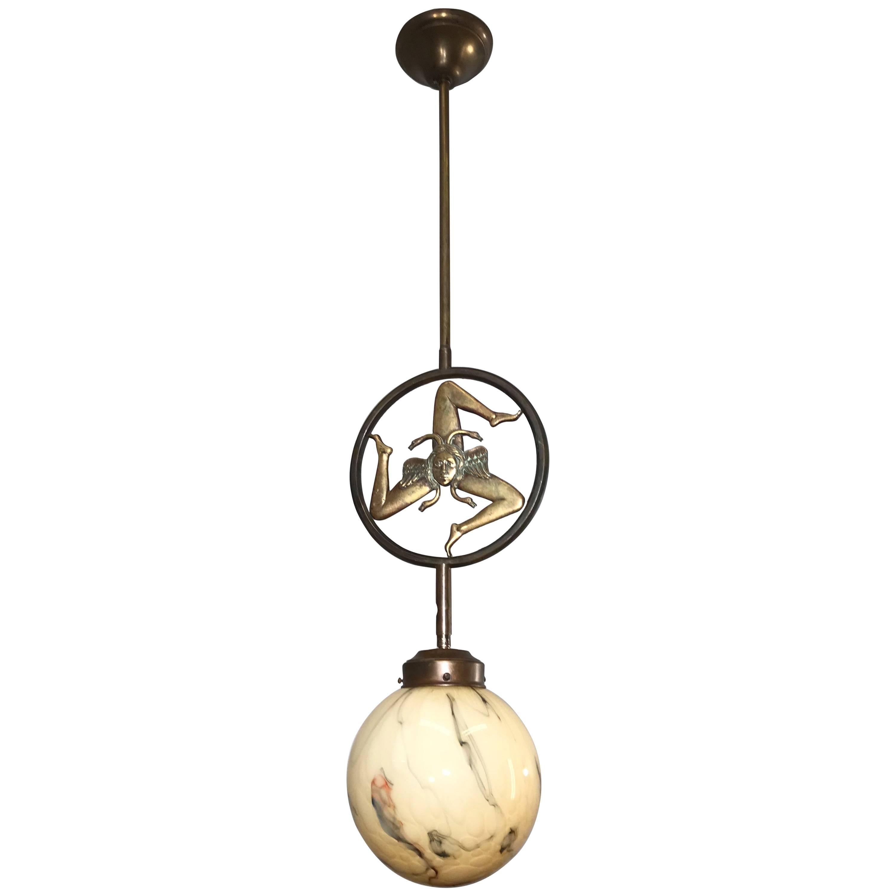 Lampe à suspension italienne ancienne en bronze avec Trinacria, symbole de la nature hellénistique de la Sicile en vente