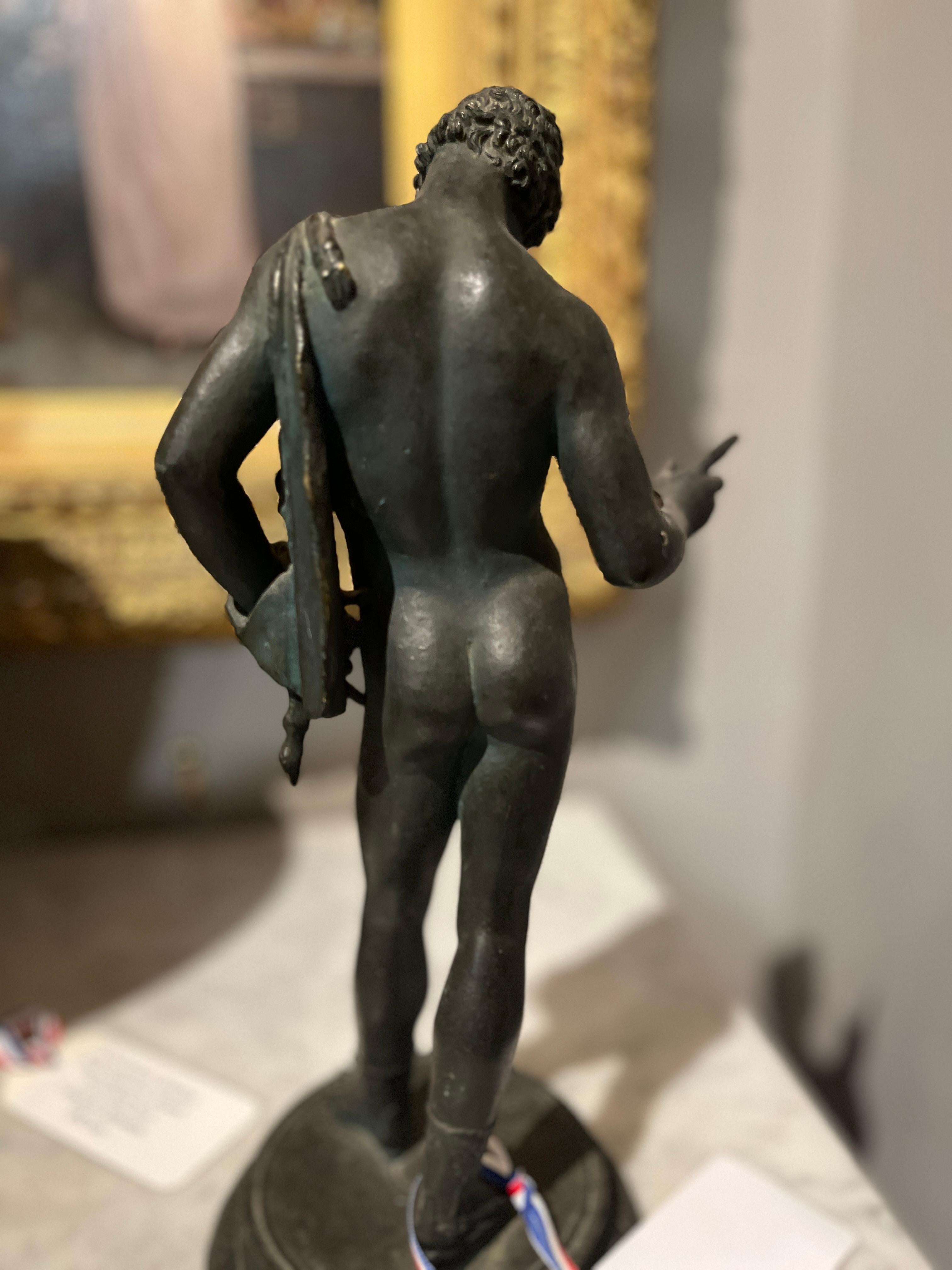 XIX secolo Scultura antica in bronzo italiano Narciso in vendita
