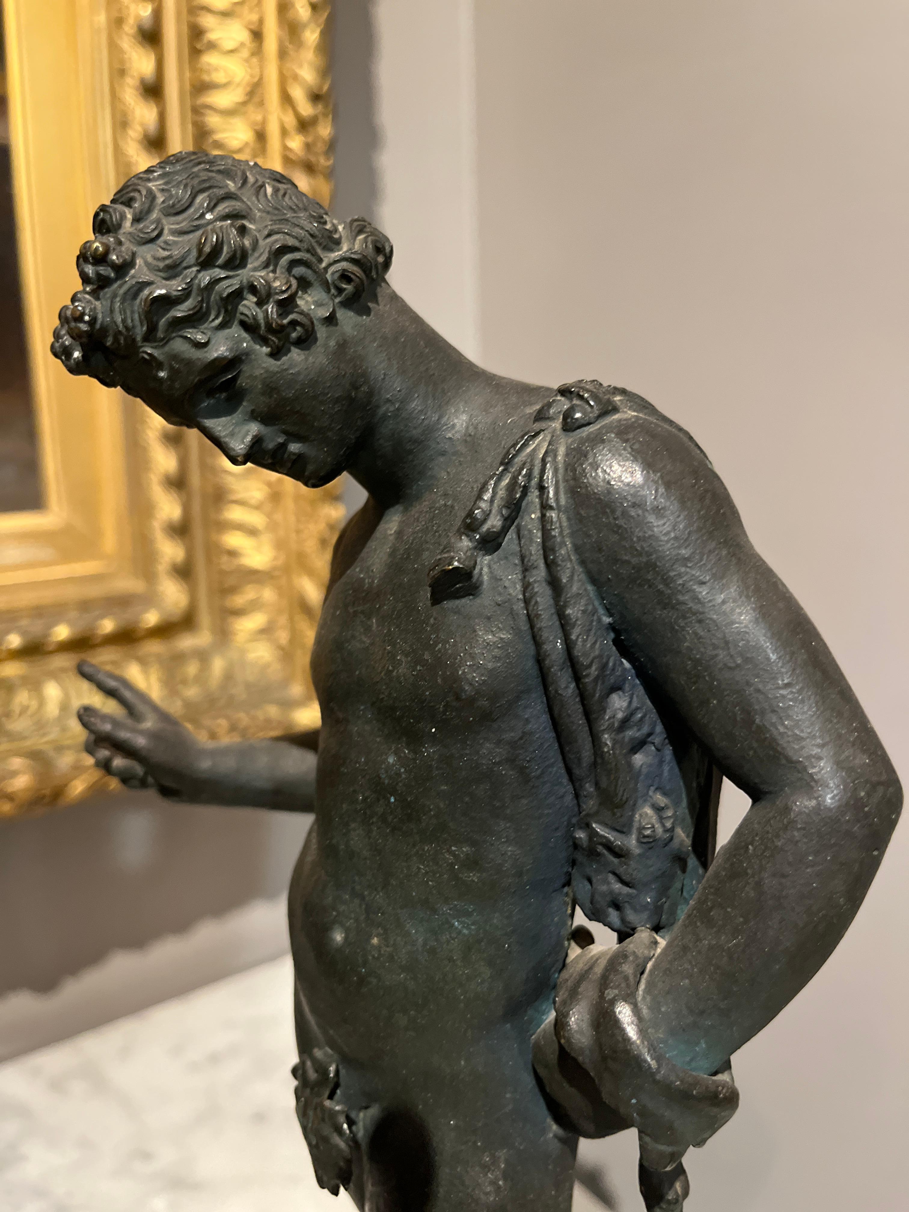 Bronzo Scultura antica in bronzo italiano Narciso in vendita