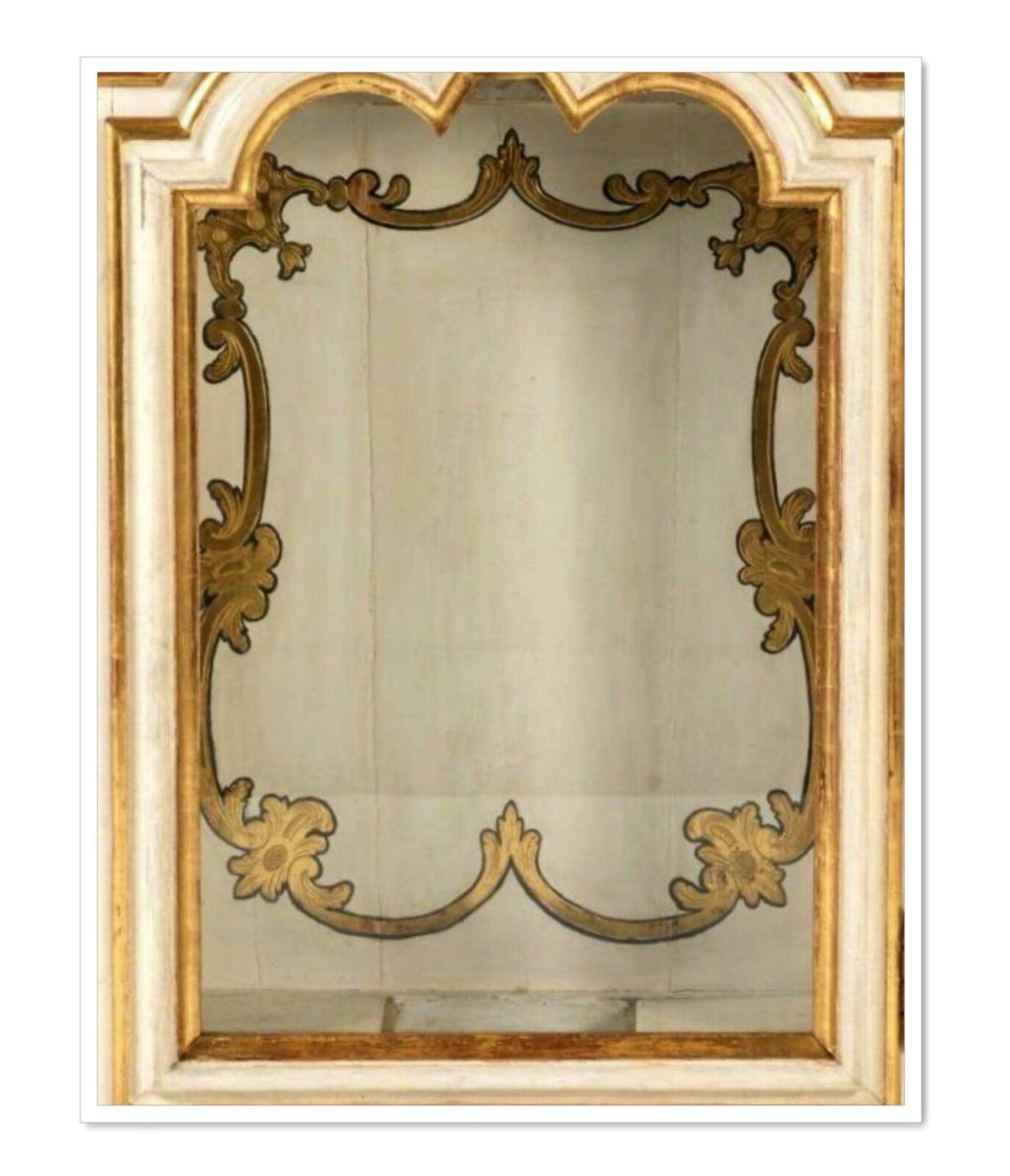 Italian cabinet
18th century
Restored
Gold wood lacquer
Measures: 80cm x 65cm x 150cm.
