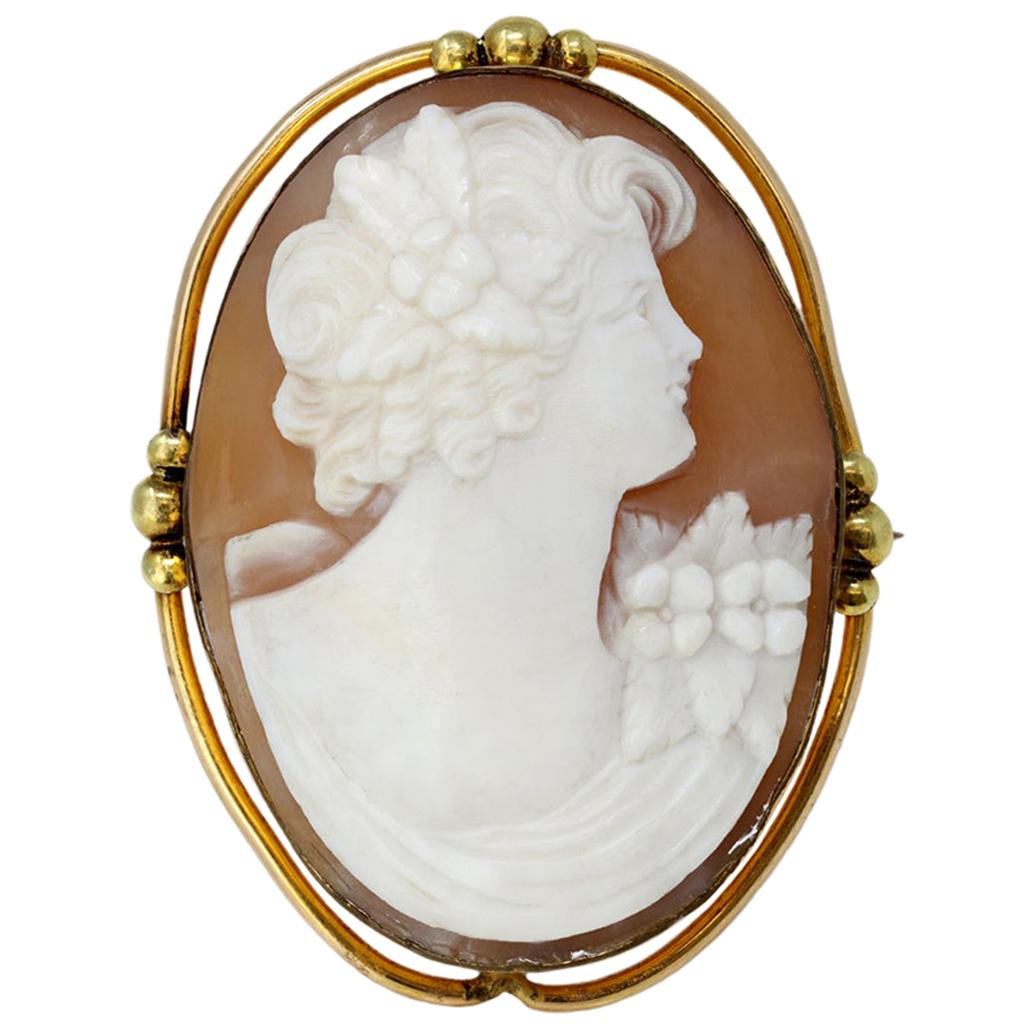 Antique Italian Cameo Brooch or Pendant in 14 Karat Yellow Gold For Sale