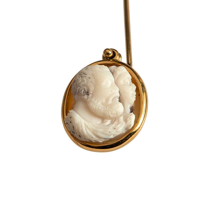 Kamee mit Doppelporträt von Cosimo I. de Medici und Camella Martelli 
Kamee, Norditalien, Ende 16. Jahrhundert; Fassung mit Nadel 18.  
Gold, Onyx
Gewicht 3,7 gr.; 14,88 mm.

Zweischichtige Onyxkamee (weiß auf durchscheinendem Hellbraun) mit nach
