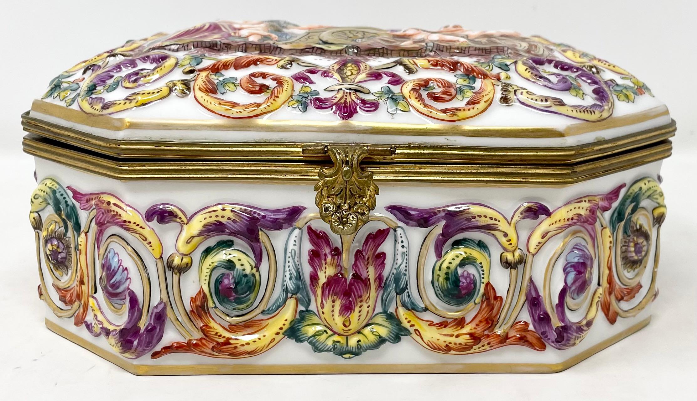 Ancienne boîte à bijoux italienne en porcelaine peinte à la main par Capo di Monte, vers 1900.