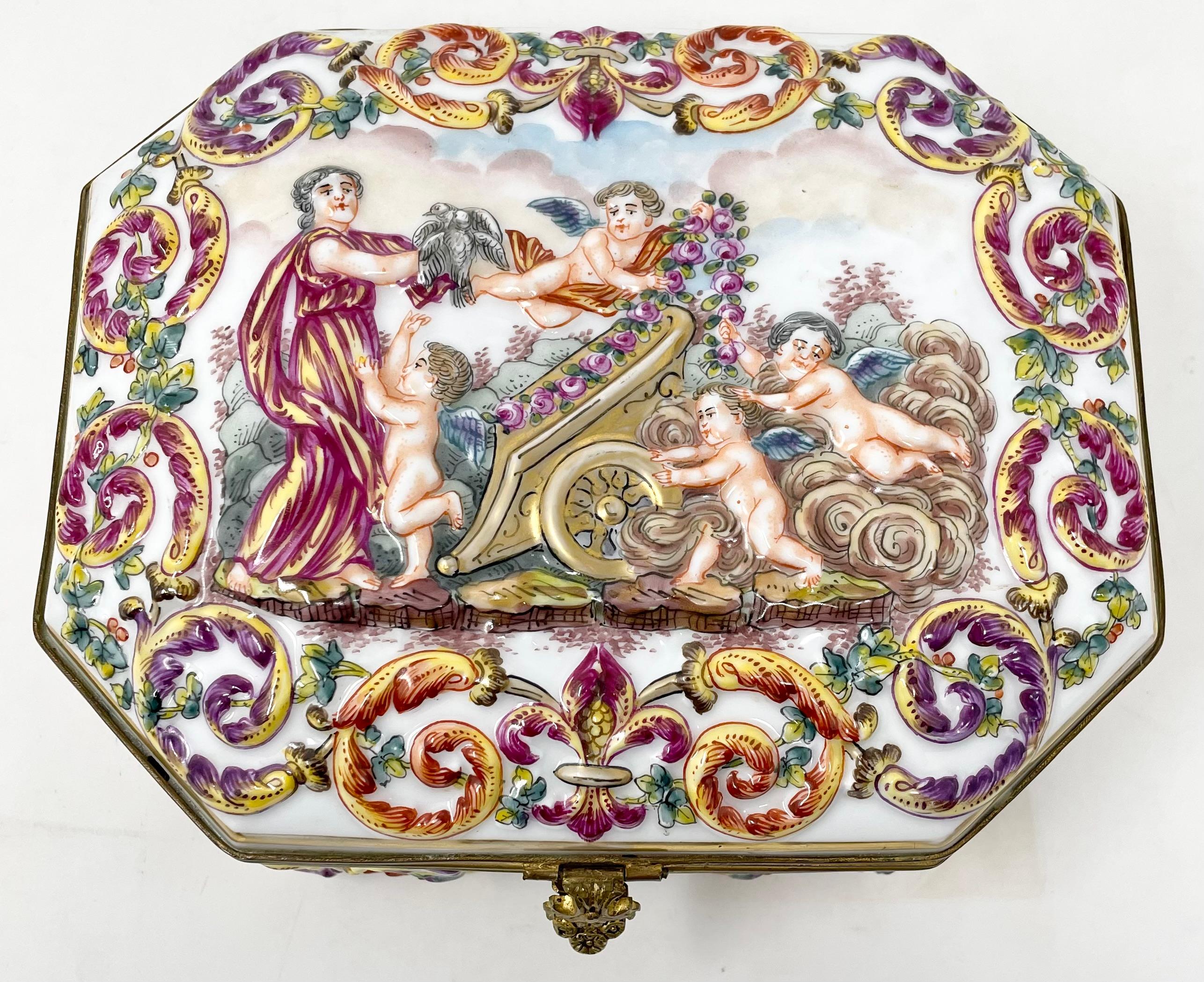 Antique Italian Capo di Monte Porcelain Hand-Painted Jewel Box, Circa 1900's In Good Condition For Sale In New Orleans, LA