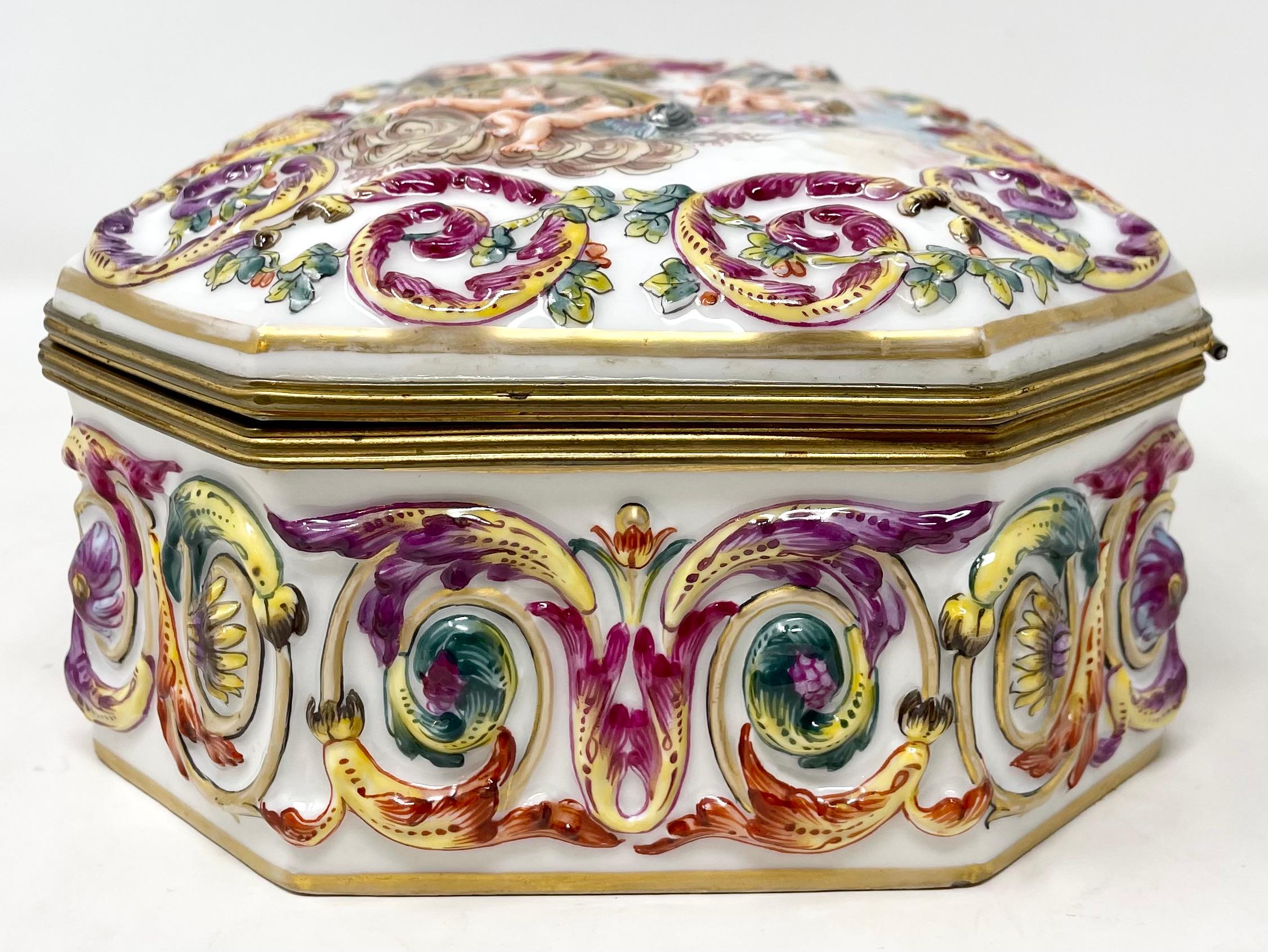 20ième siècle Boîte à bijoux italienne ancienne en porcelaine Capo di Monte peinte à la main, vers 1900 en vente