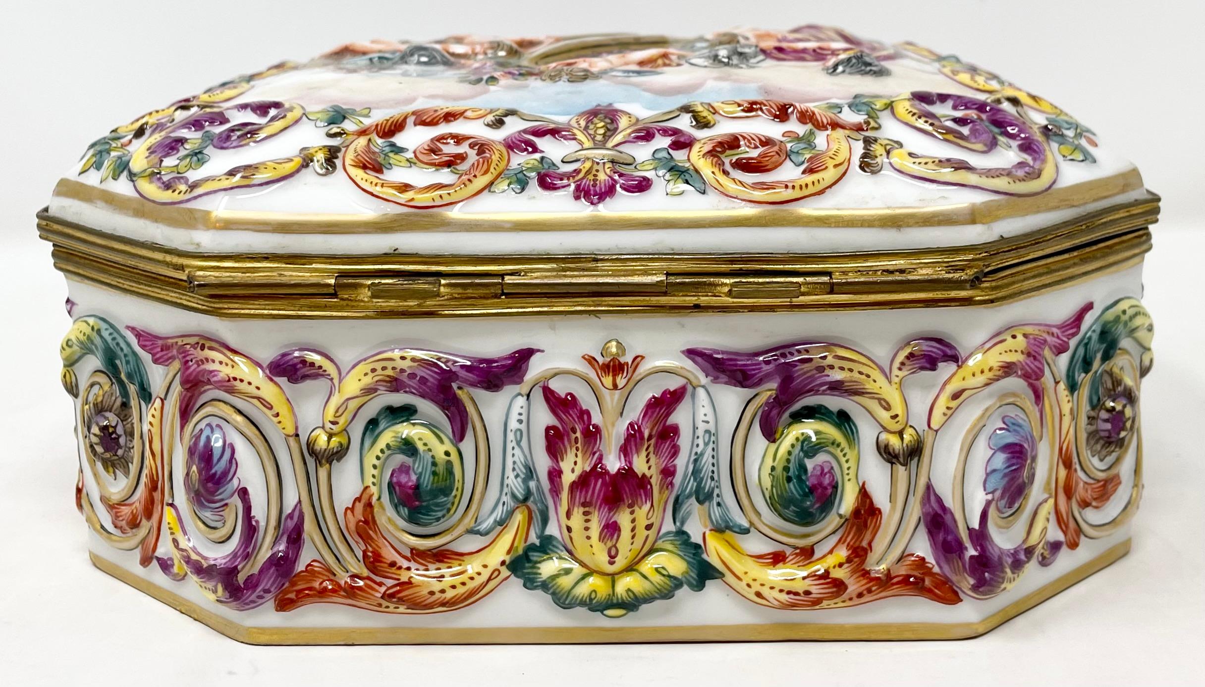 Porcelaine Boîte à bijoux italienne ancienne en porcelaine Capo di Monte peinte à la main, vers 1900 en vente