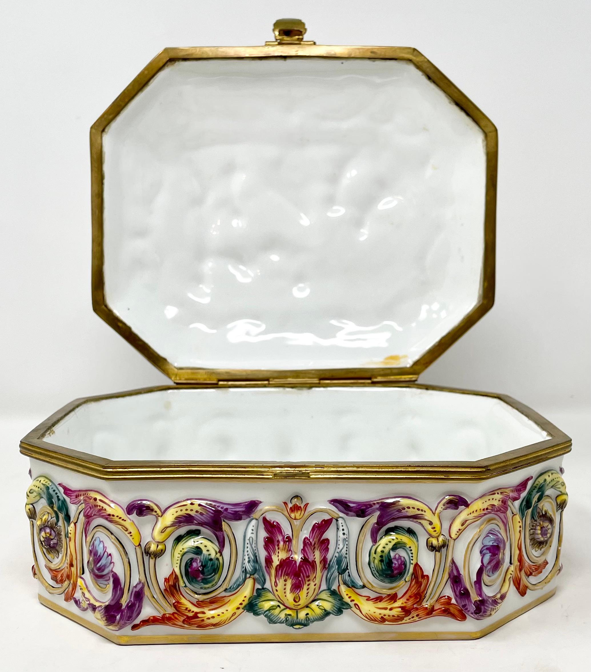 Boîte à bijoux italienne ancienne en porcelaine Capo di Monte peinte à la main, vers 1900 en vente 1