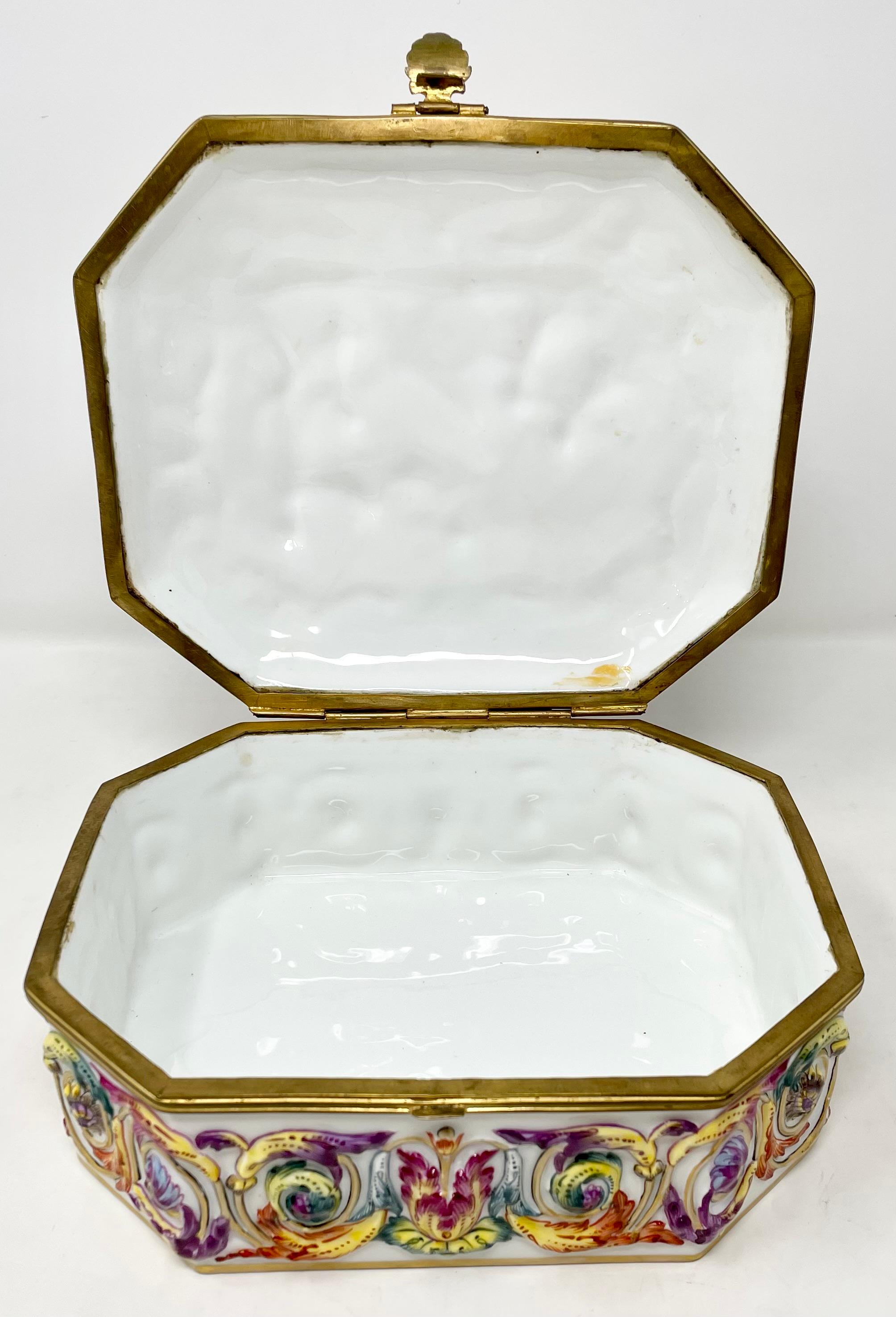 Antique Italian Capo di Monte Porcelain Hand-Painted Jewel Box, Circa 1900's For Sale 3